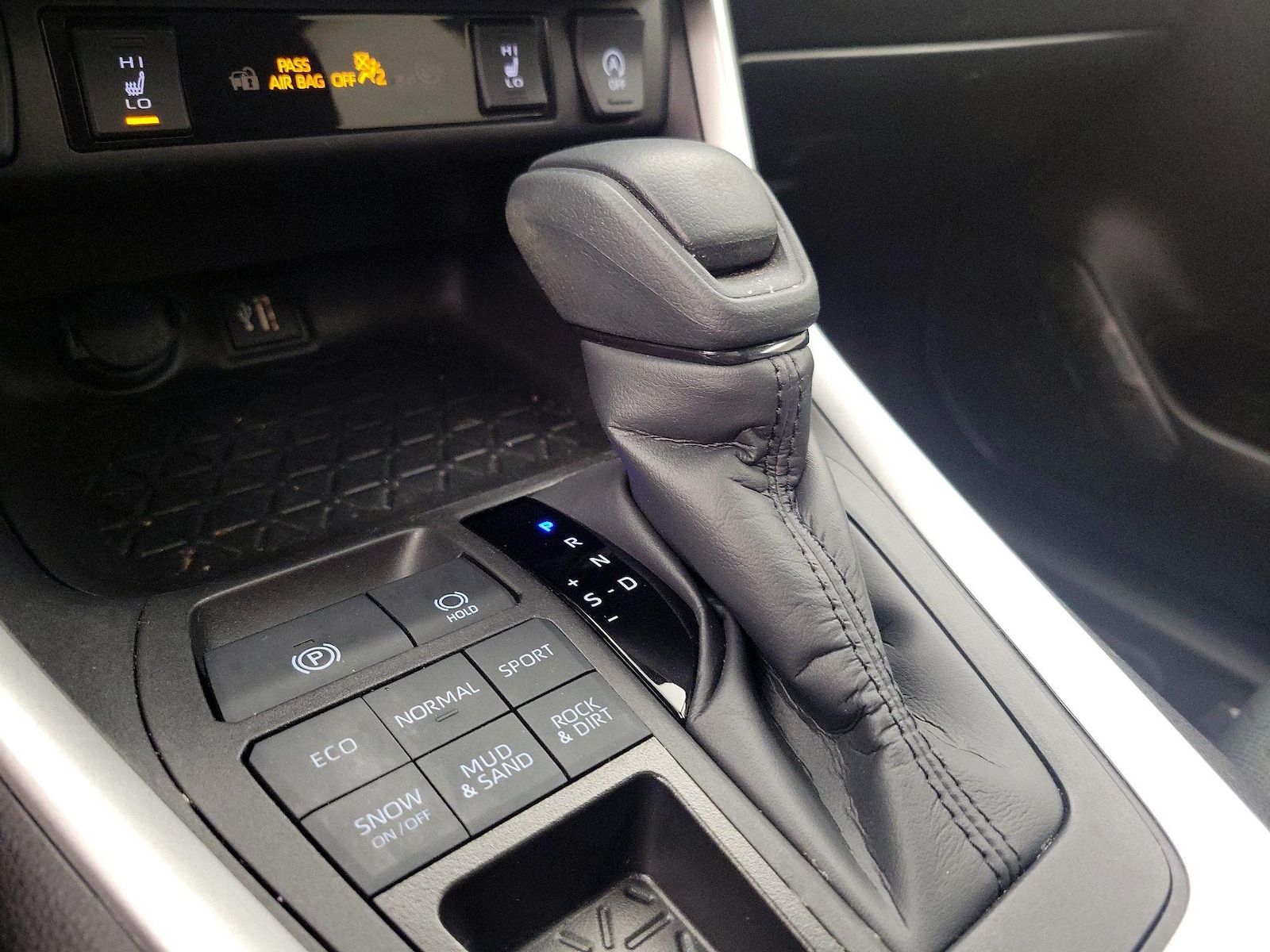 2023 Toyota RAV4 XLE - Photo 18