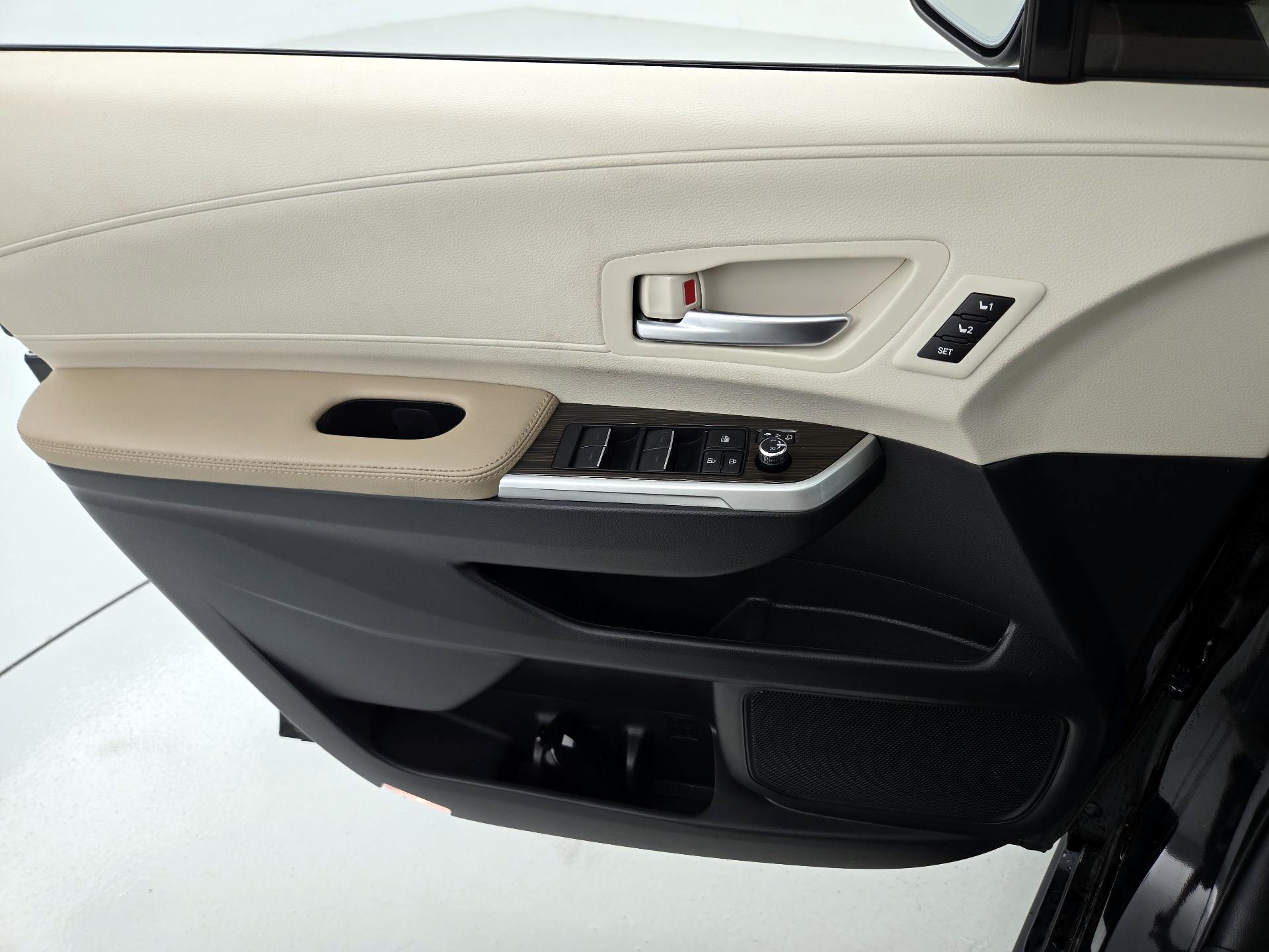 Thumbnail: 2024 Toyota Sienna - 12