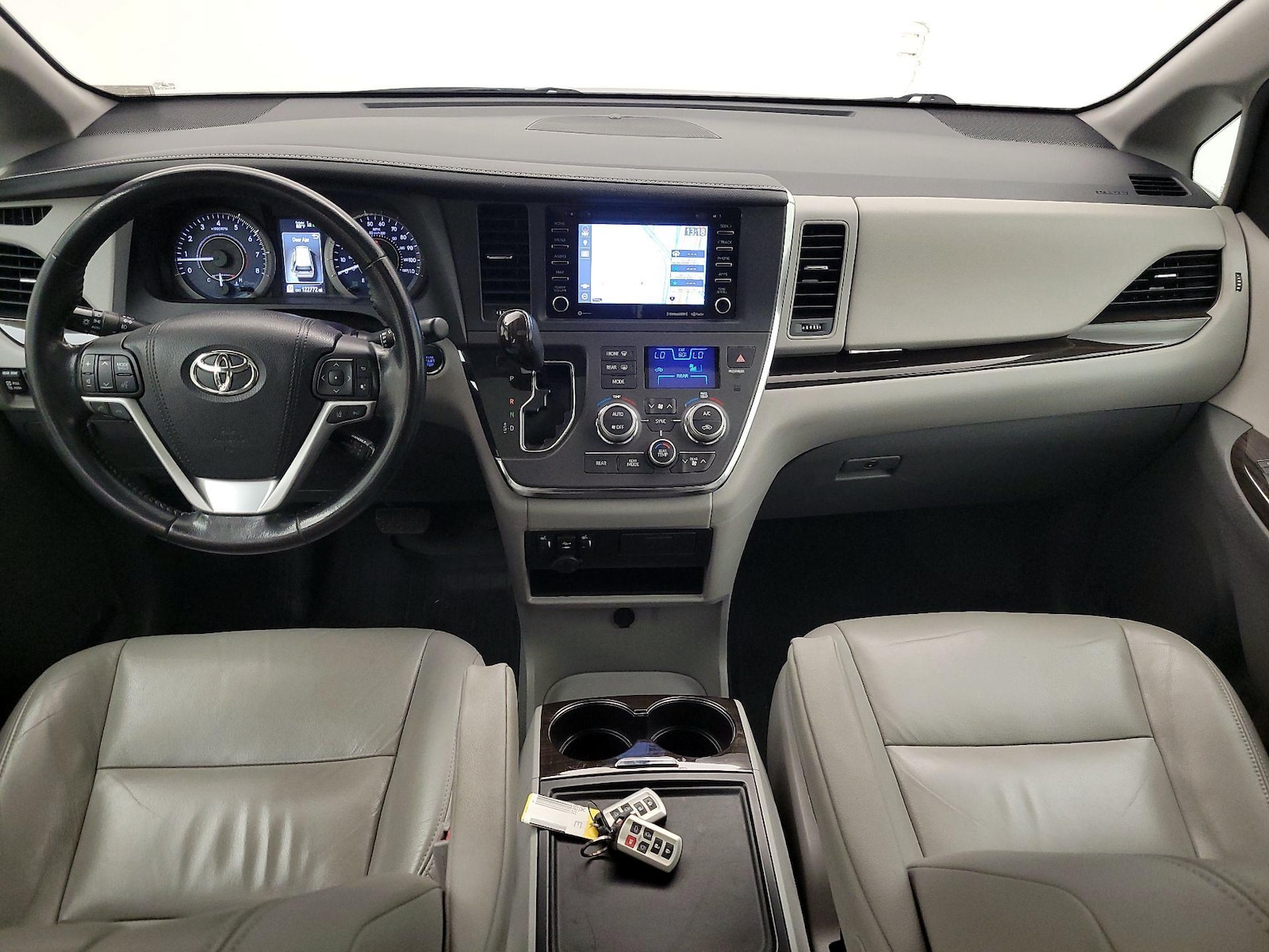 2018 Toyota Sienna XLE - Photo 10