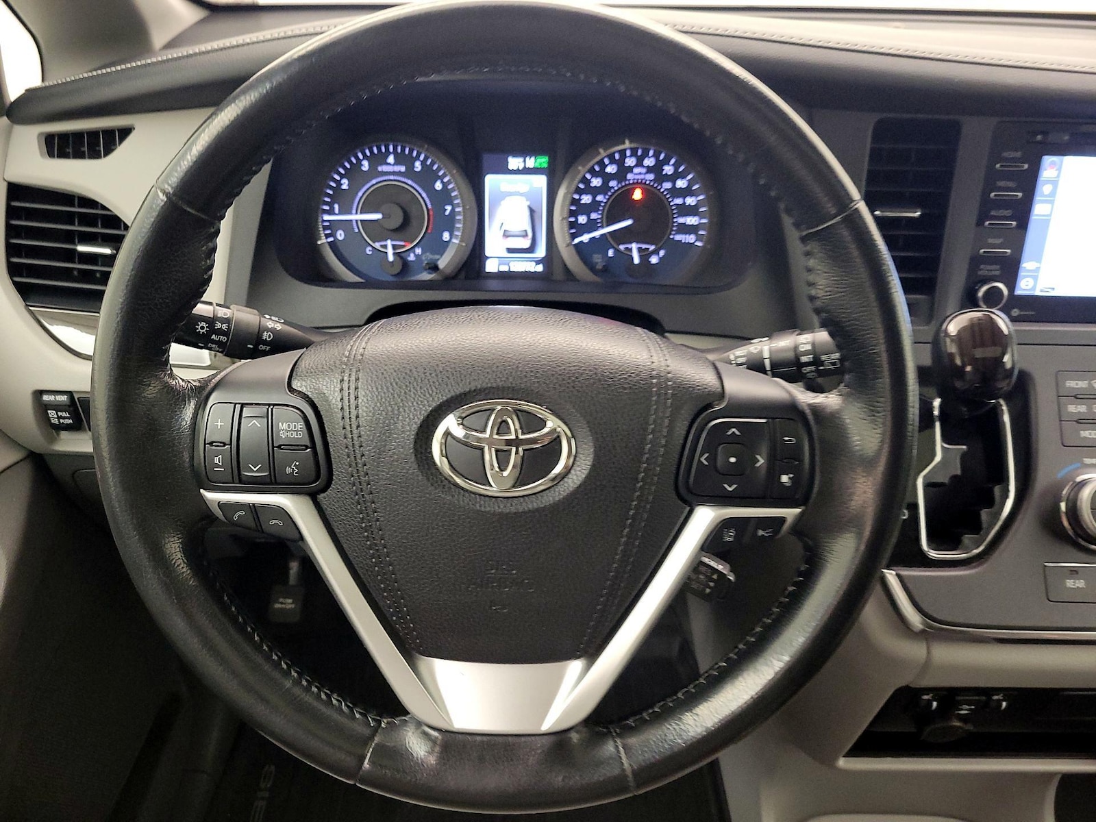 2018 Toyota Sienna XLE - Photo 11