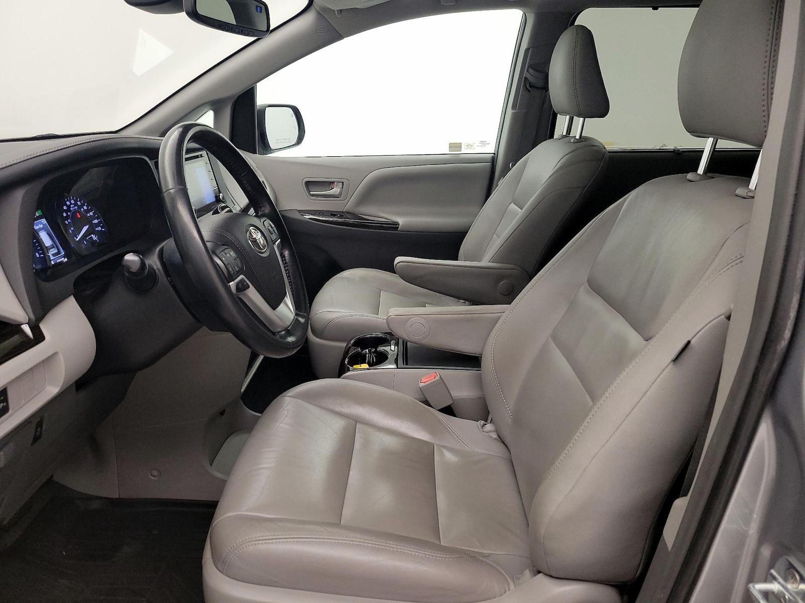 2018 Toyota Sienna XLE - Photo 12