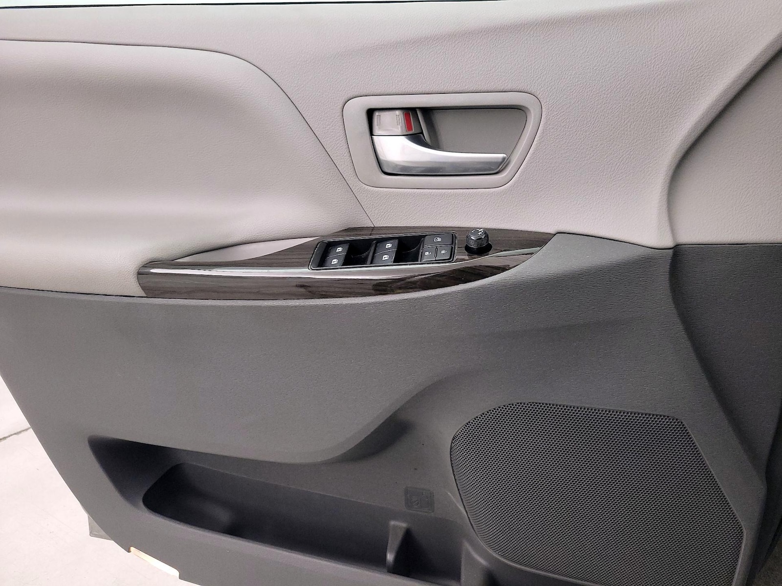 2018 Toyota Sienna XLE - Photo 13