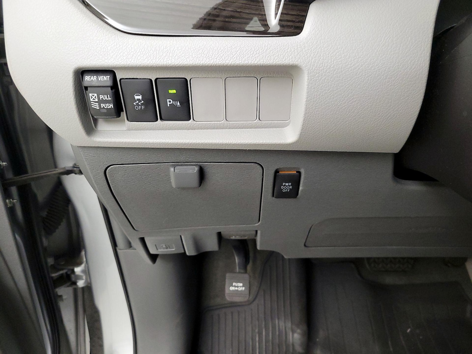 2018 Toyota Sienna XLE - Photo 14