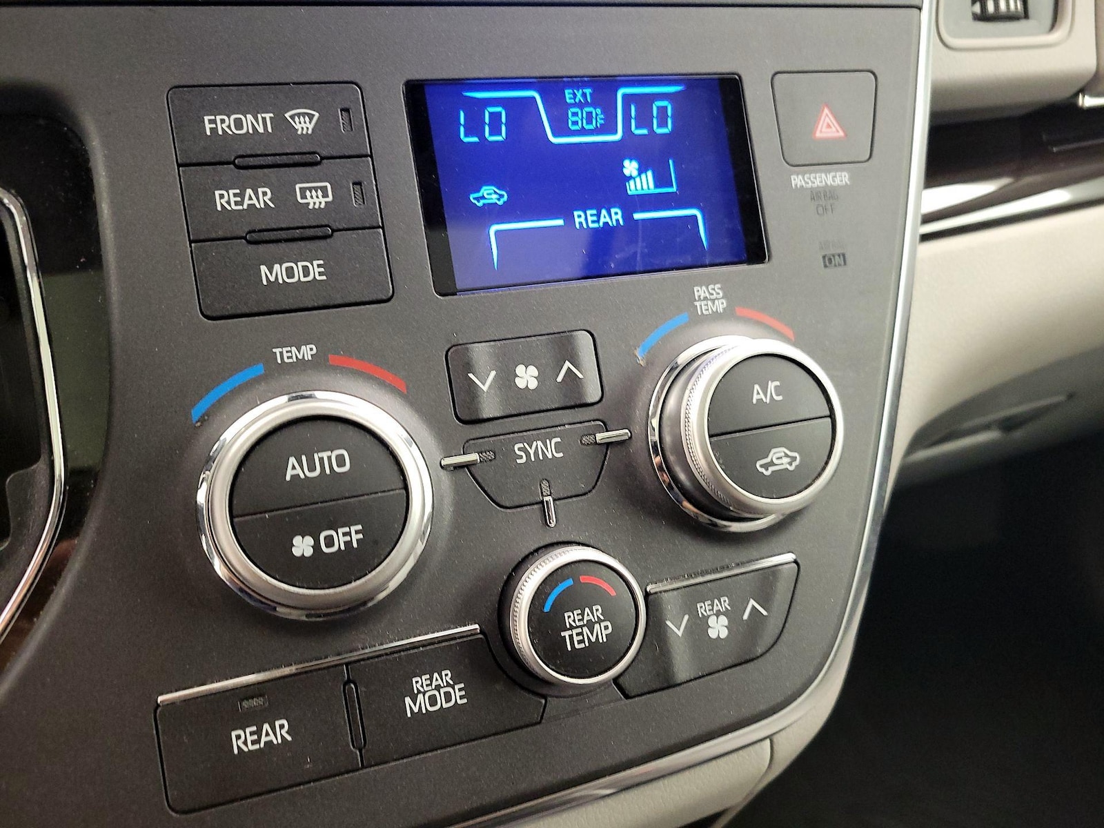 2018 Toyota Sienna XLE - Photo 18