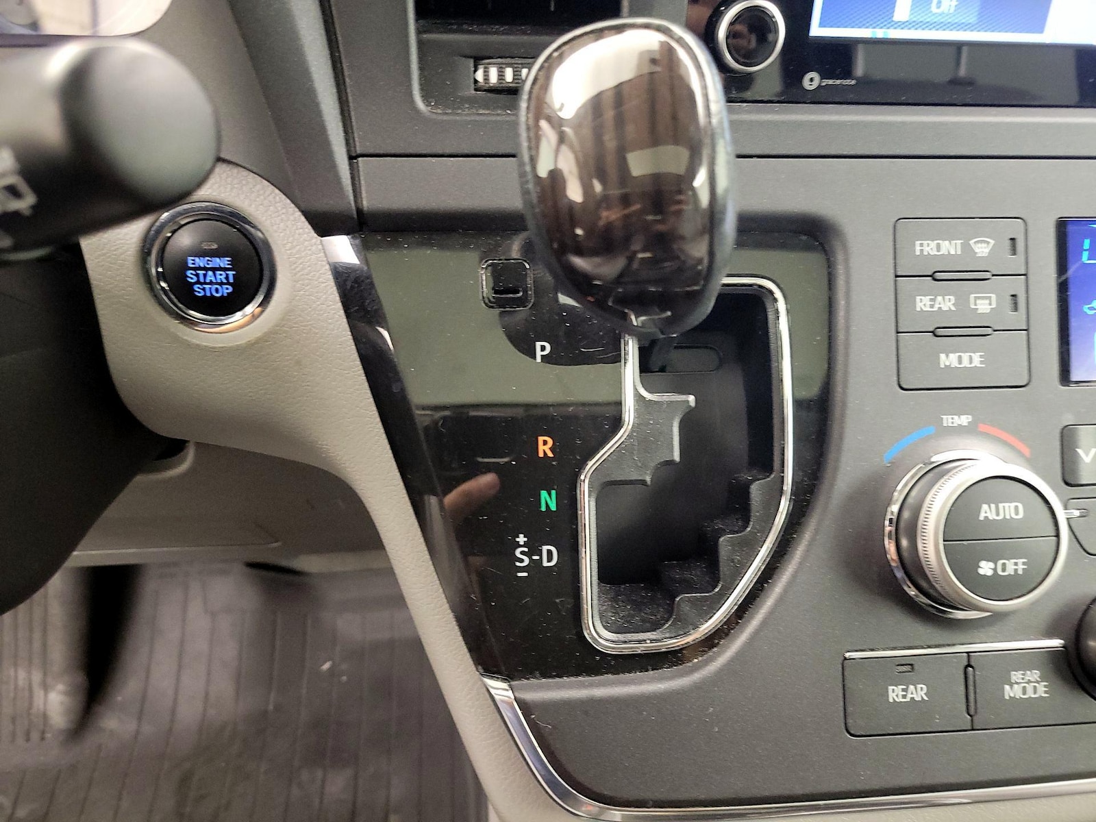 2018 Toyota Sienna XLE - Photo 19