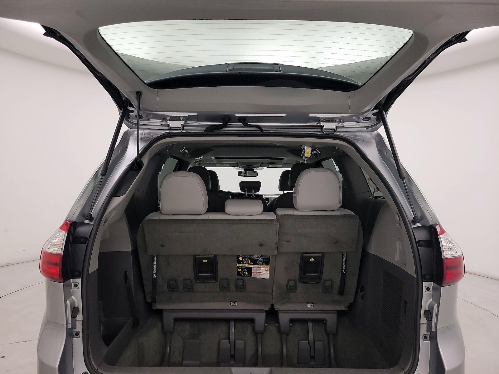 2018 Toyota Sienna XLE - Photo 23
