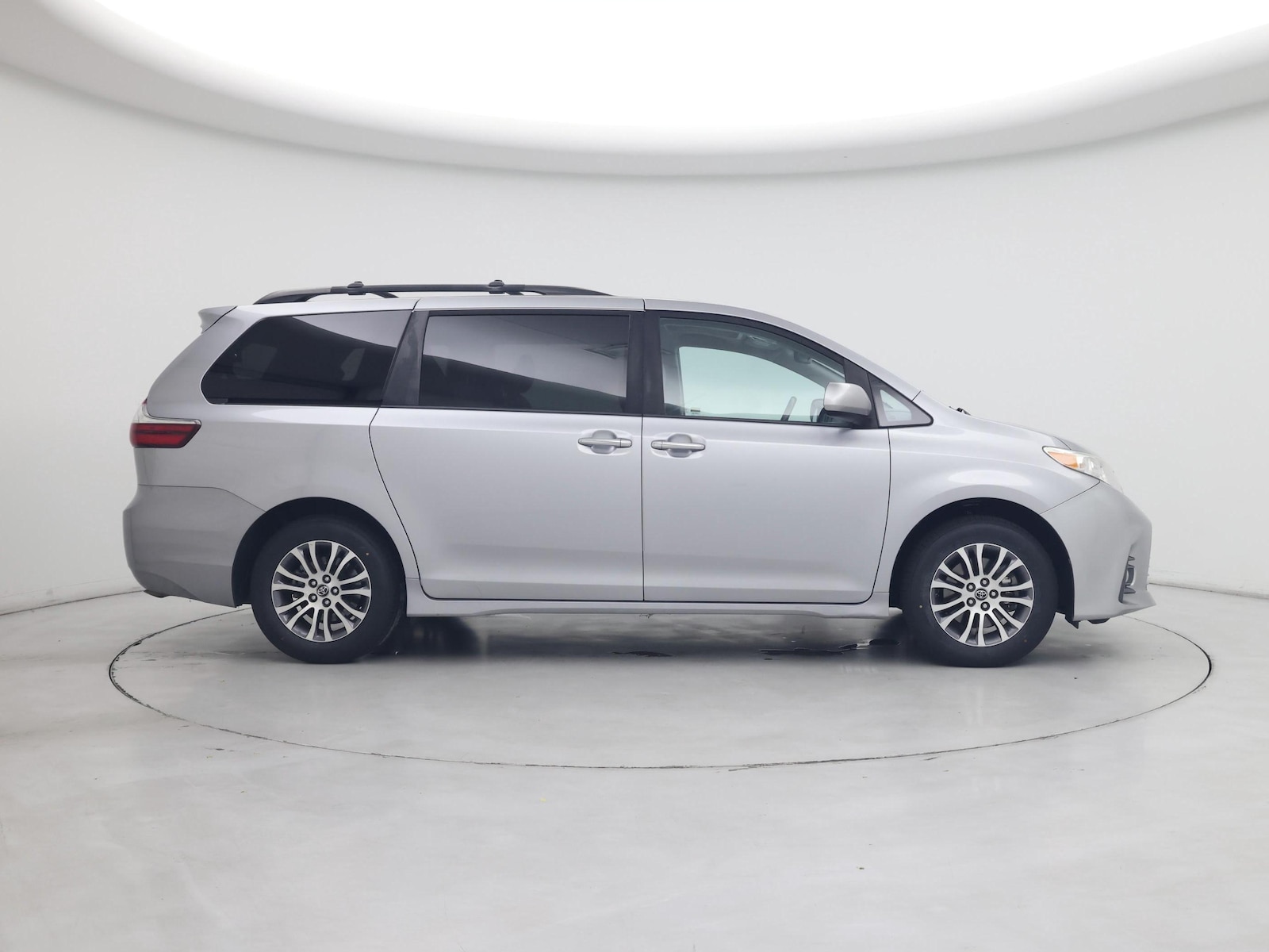2018 Toyota Sienna XLE - Photo 8