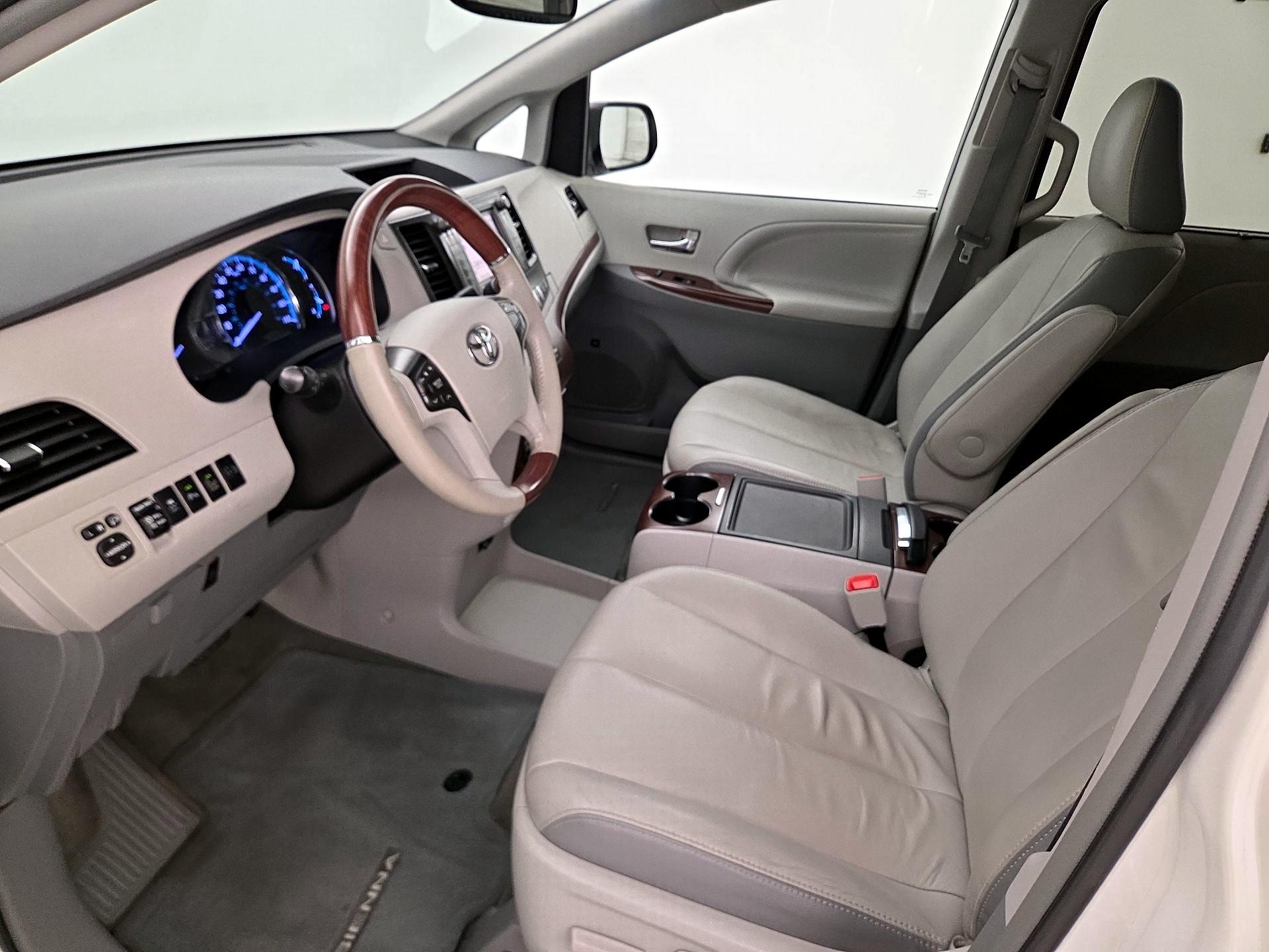 Thumbnail: 2014 Toyota Sienna - 11