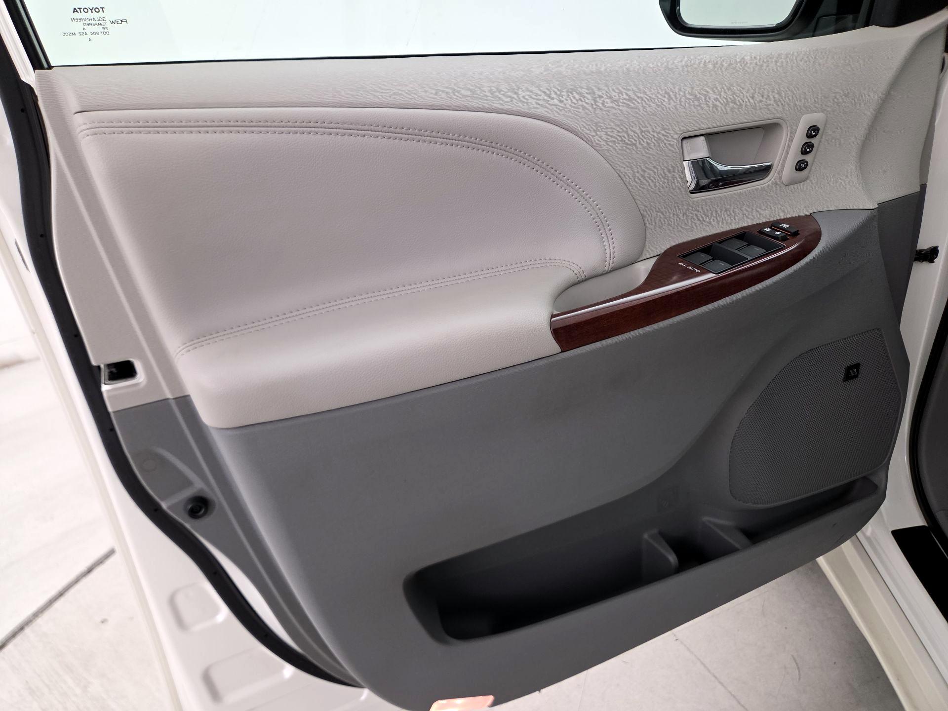 Thumbnail: 2014 Toyota Sienna - 12