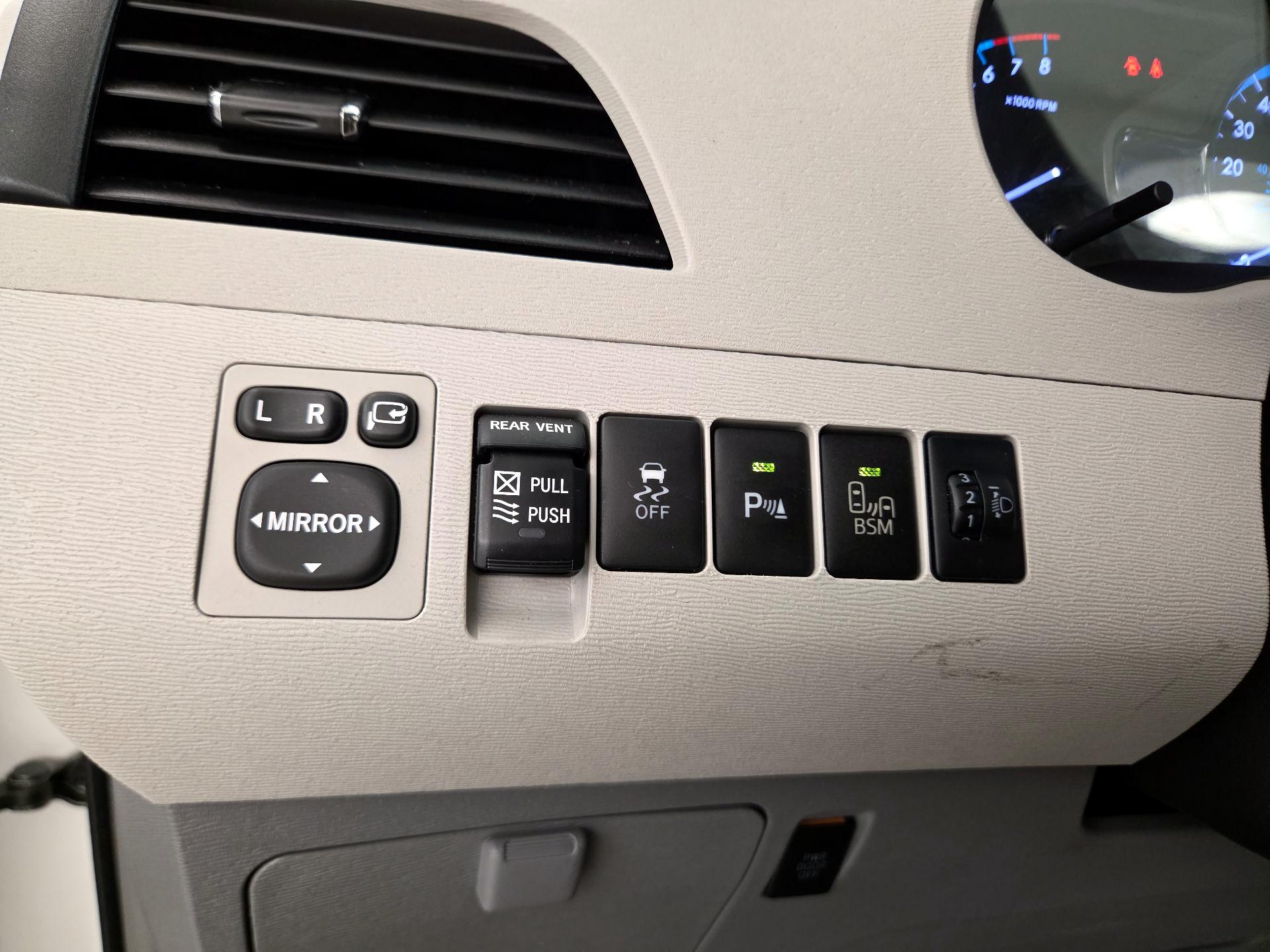 Thumbnail: 2014 Toyota Sienna - 13