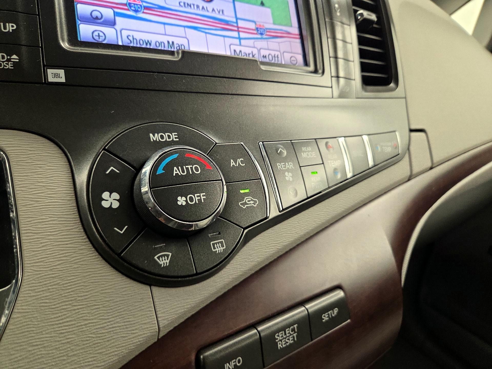 Thumbnail: 2014 Toyota Sienna - 17