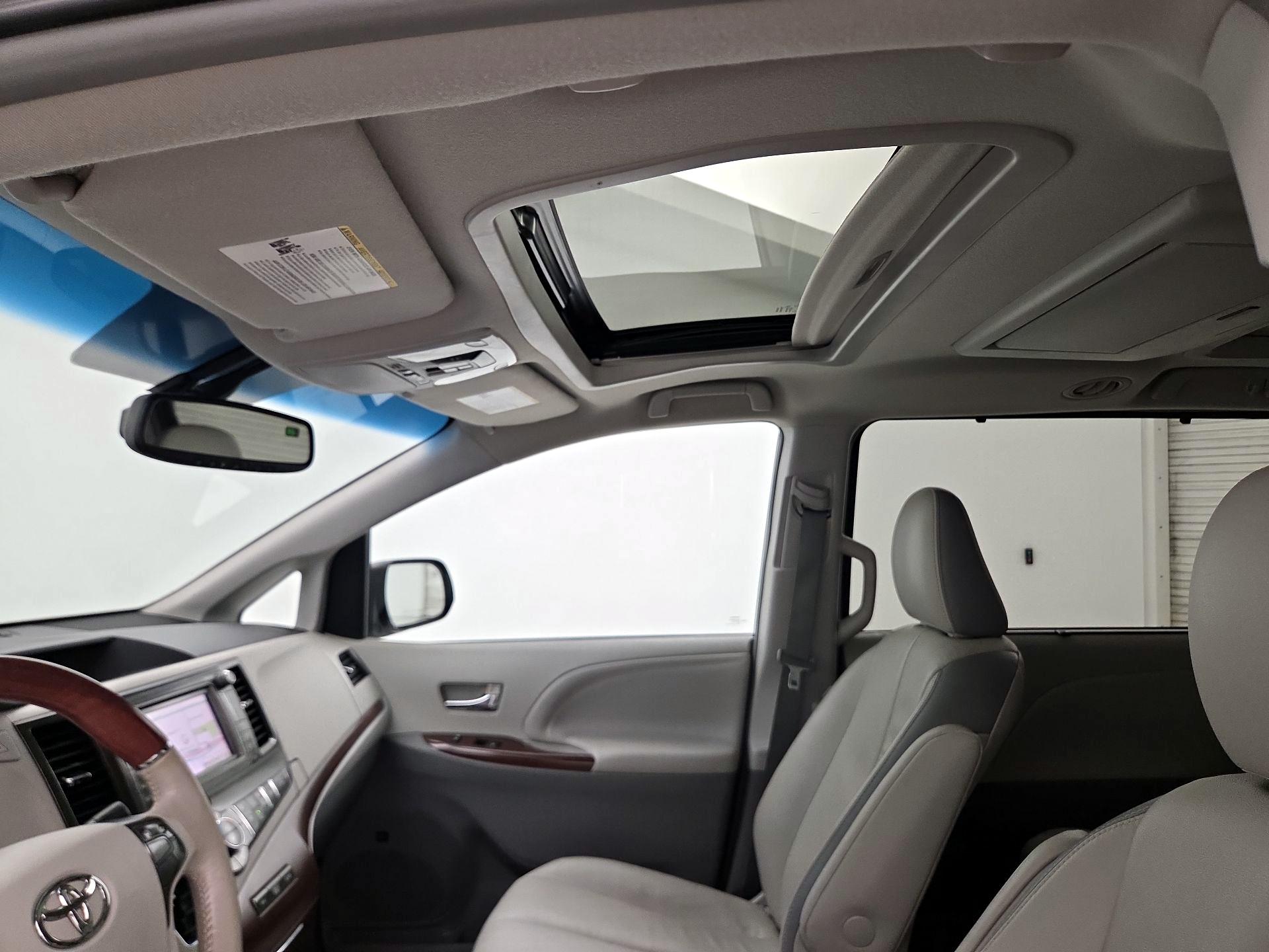 Thumbnail: 2014 Toyota Sienna - 20
