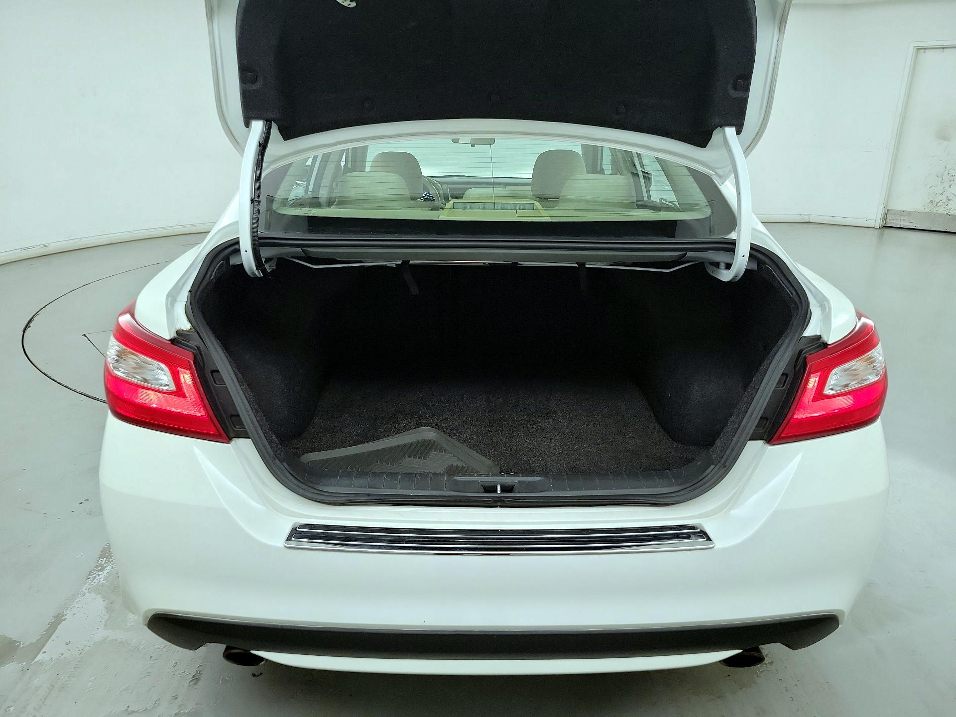 Thumbnail: 2017 Nissan Altima - 18