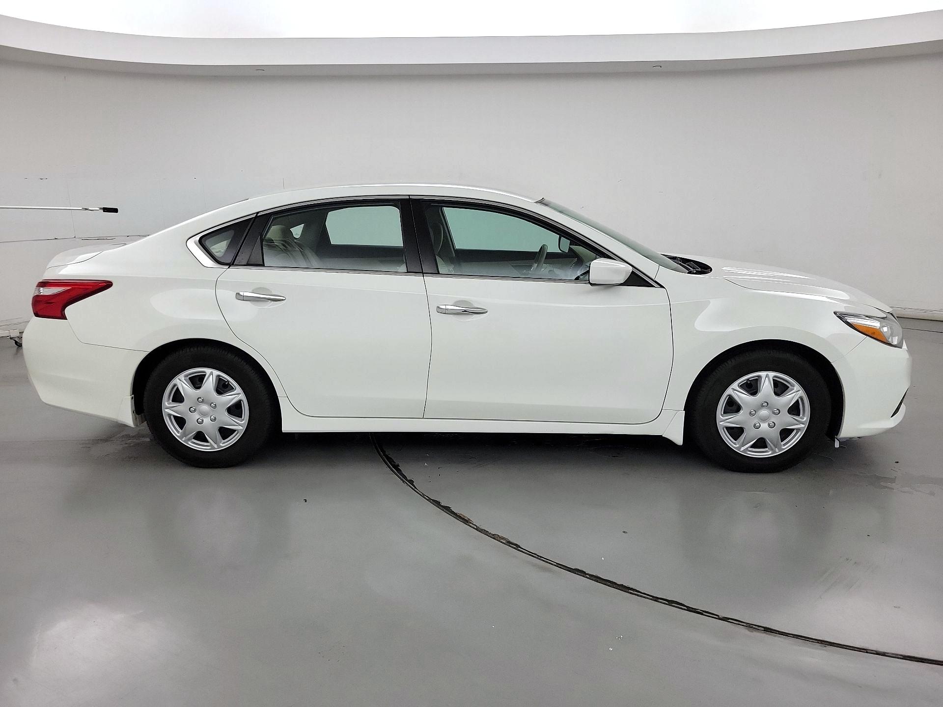 Thumbnail: 2017 Nissan Altima - 4