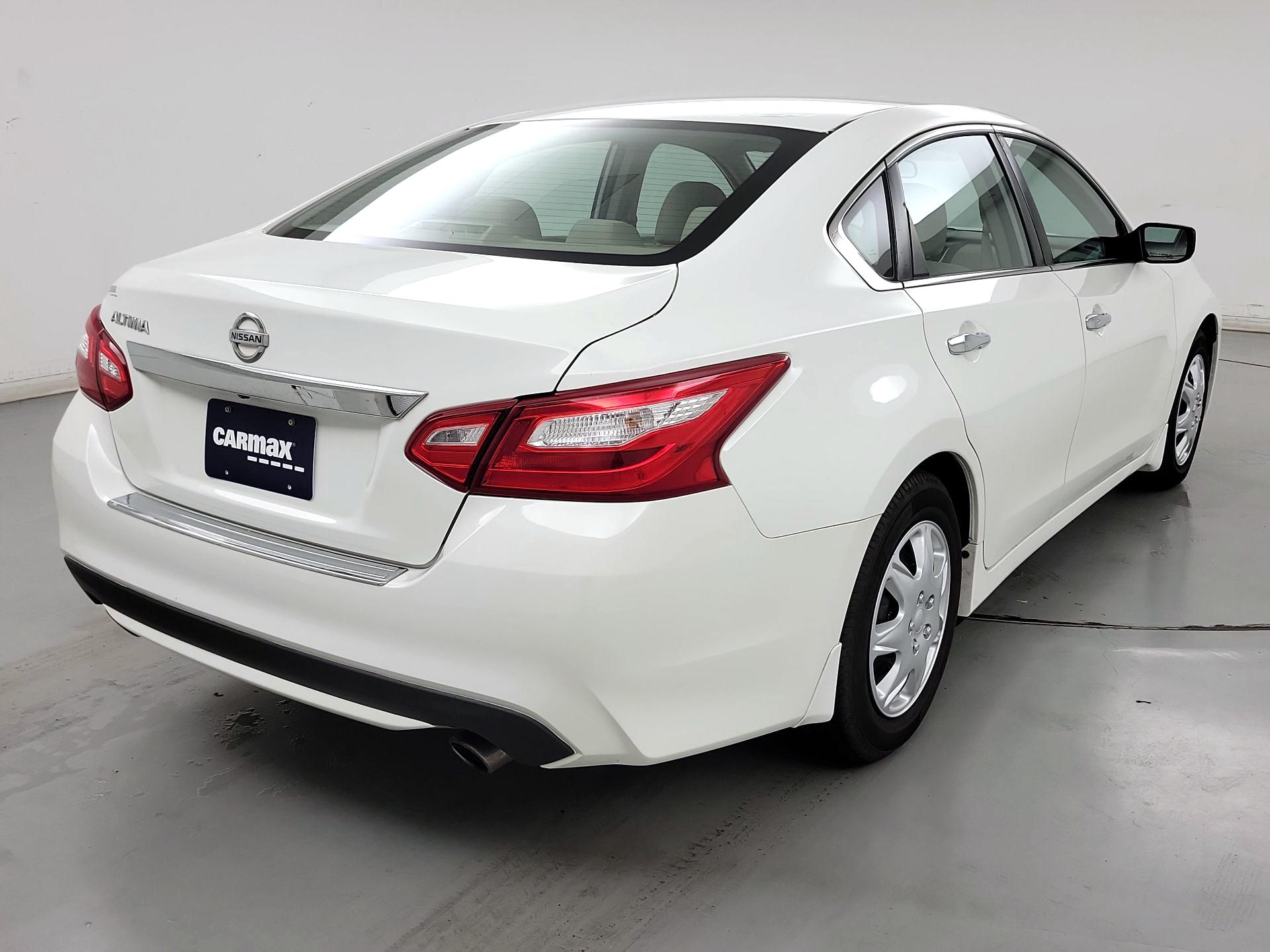 Thumbnail: 2017 Nissan Altima - 5