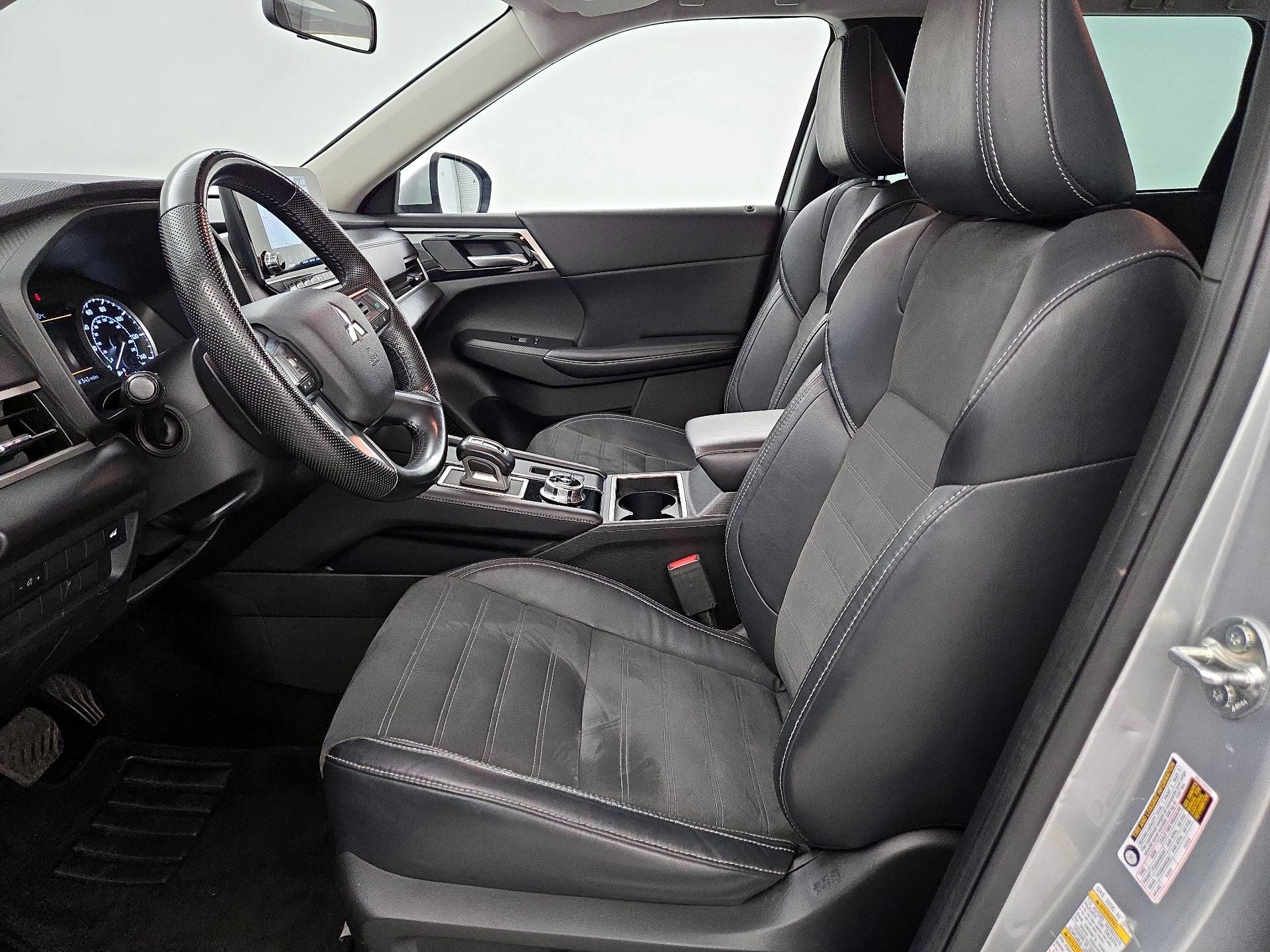 Thumbnail: 2023 Mitsubishi Outlander - 11