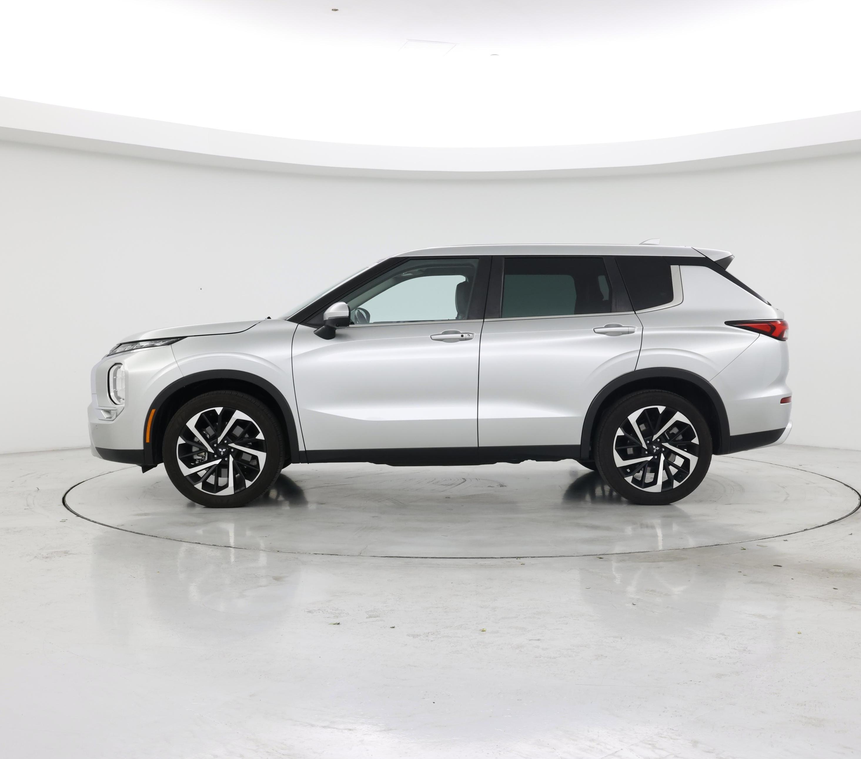 Thumbnail: 2023 Mitsubishi Outlander - 3