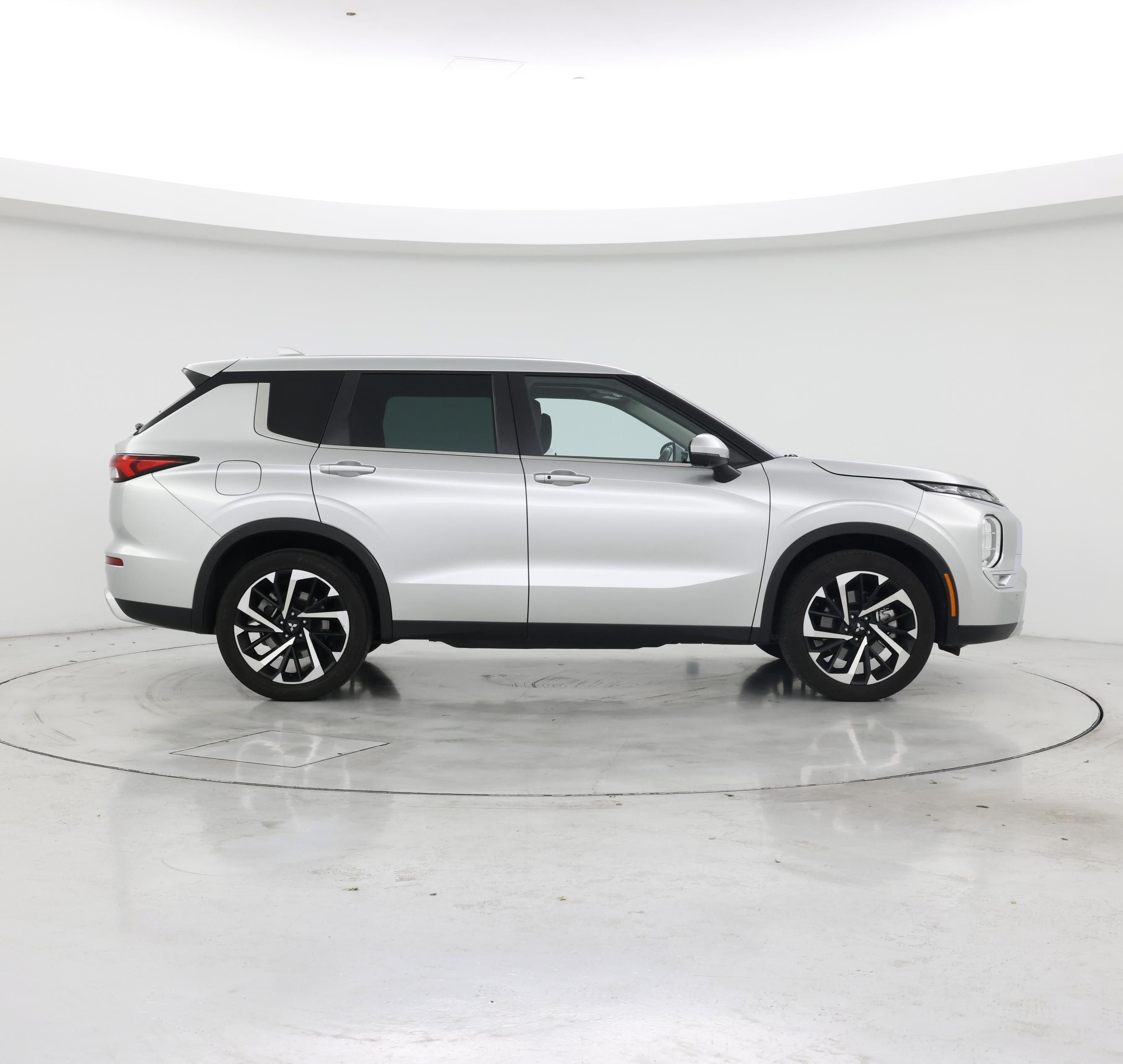 Thumbnail: 2023 Mitsubishi Outlander - 7