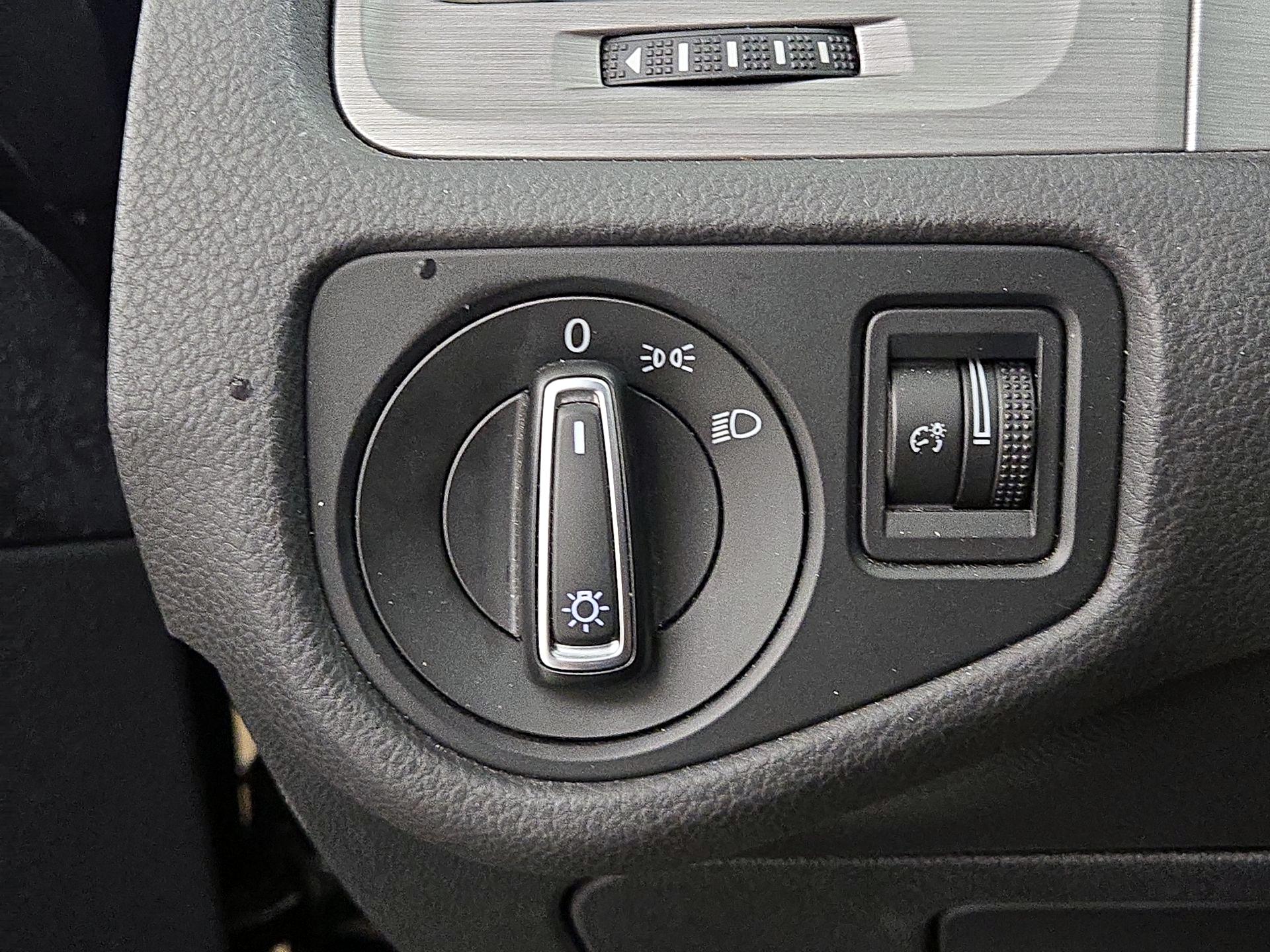 Thumbnail: 2016 Volkswagen Golf - 13