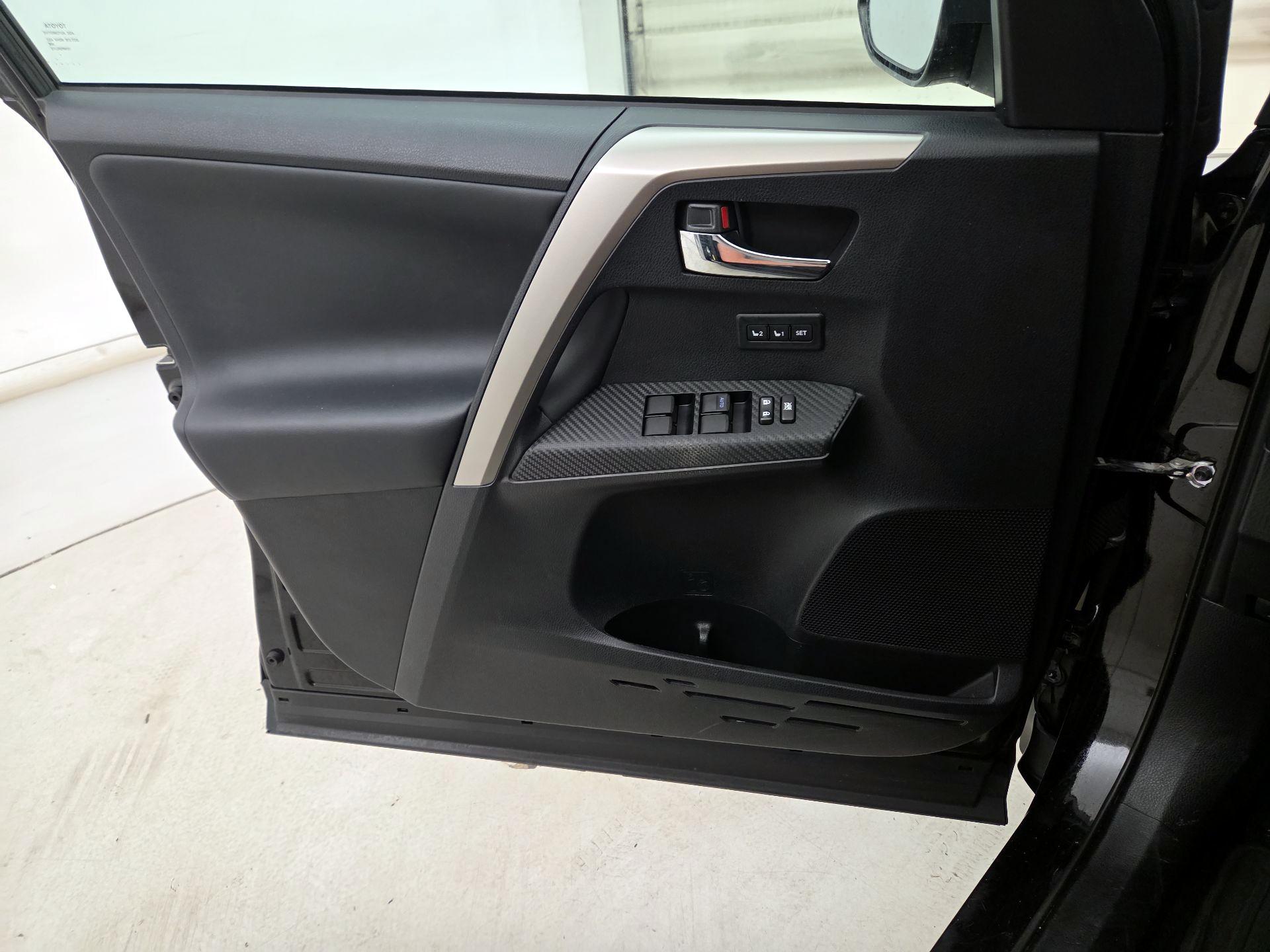 Thumbnail: 2015 Toyota RAV4 - 12