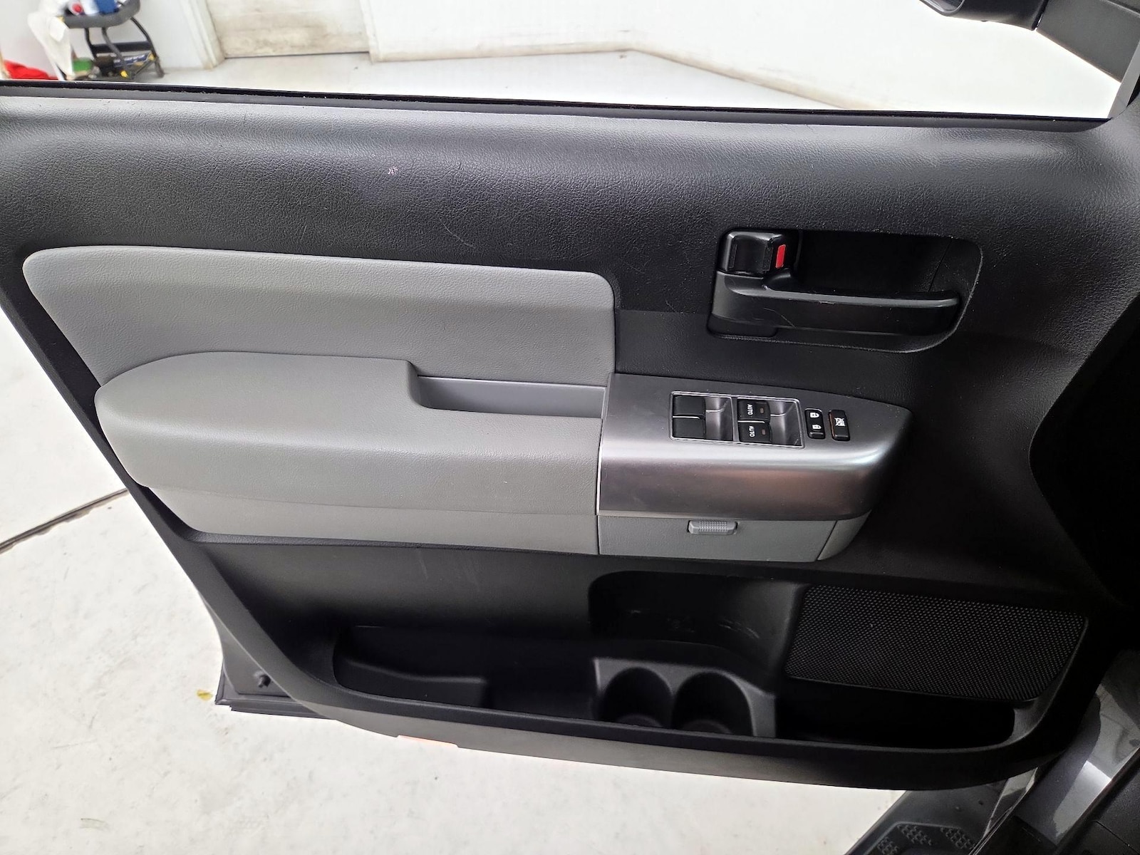 2022 Toyota Sequoia SR5 - Photo 13