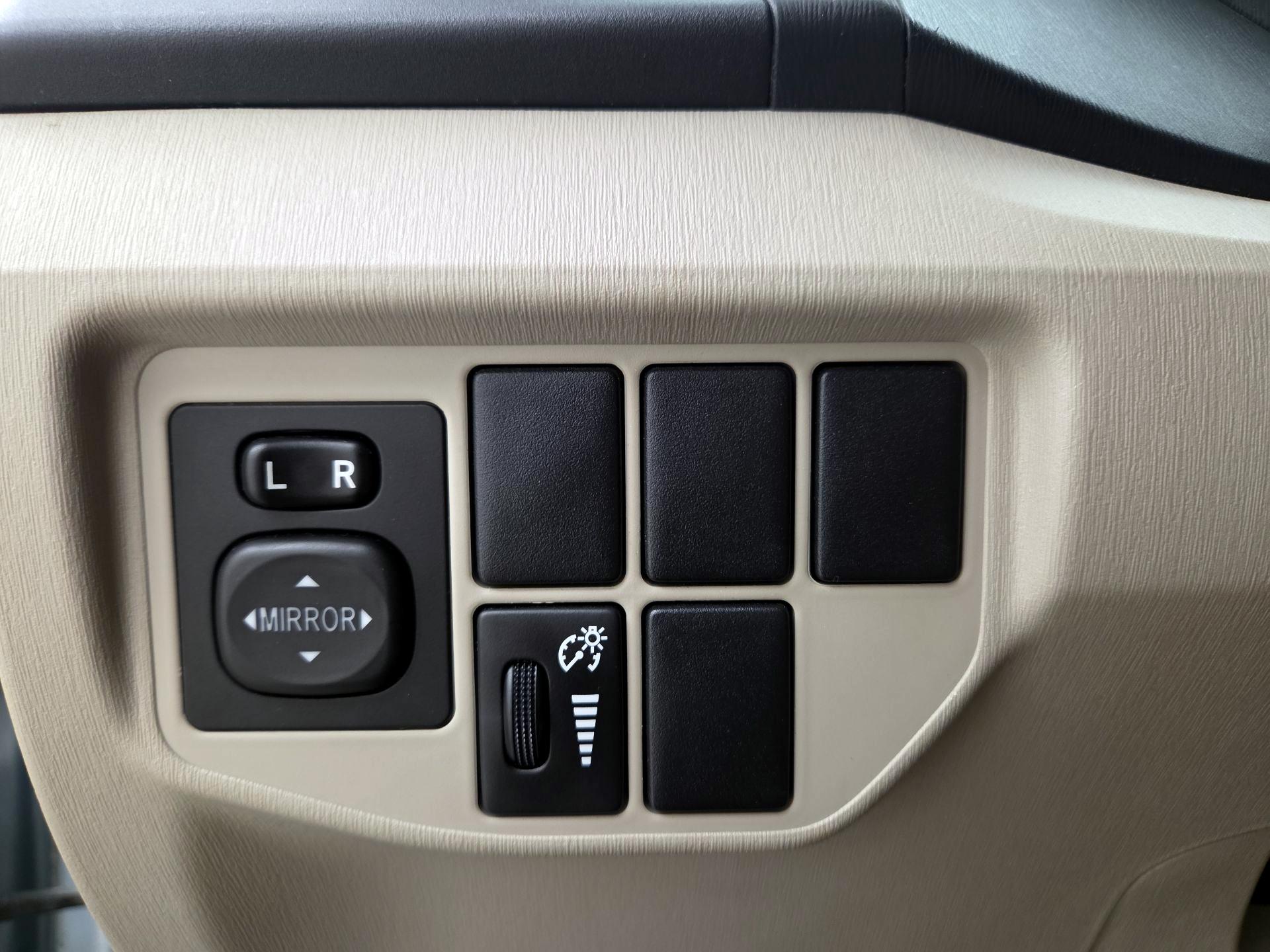 Thumbnail: 2015 Toyota Prius - 13