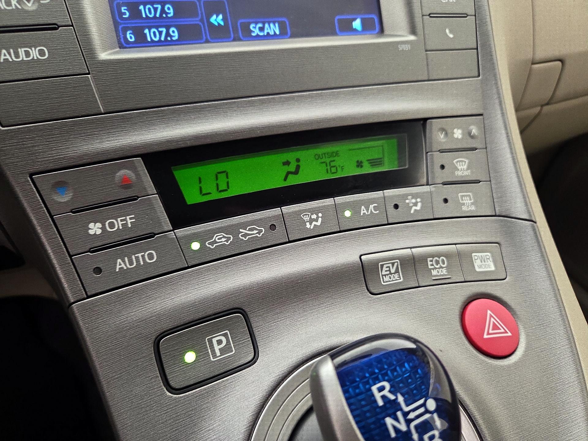 Thumbnail: 2015 Toyota Prius - 16