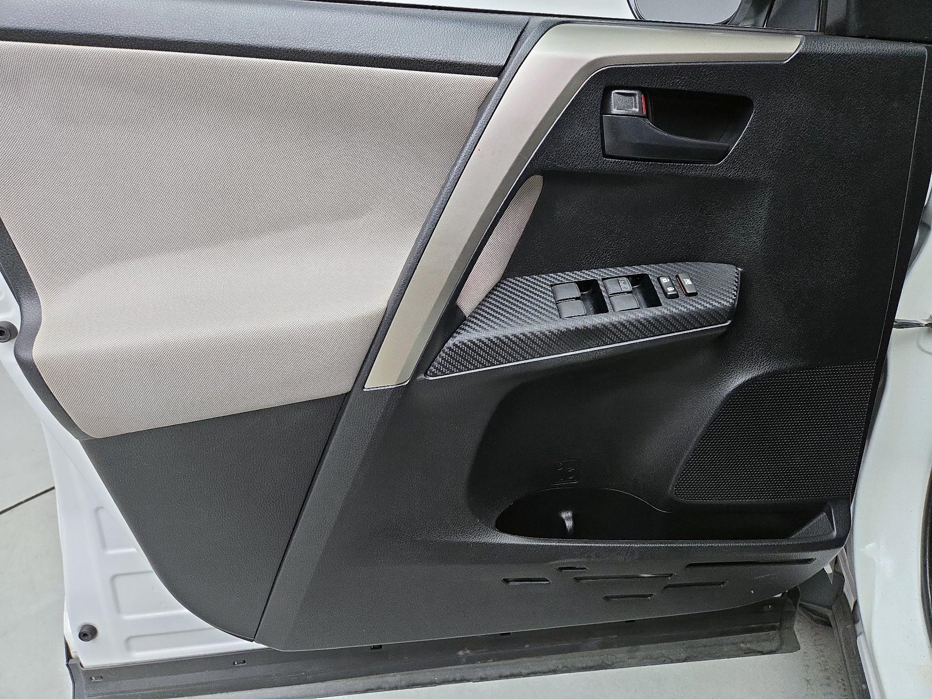 Thumbnail: 2015 Toyota RAV4 - 12