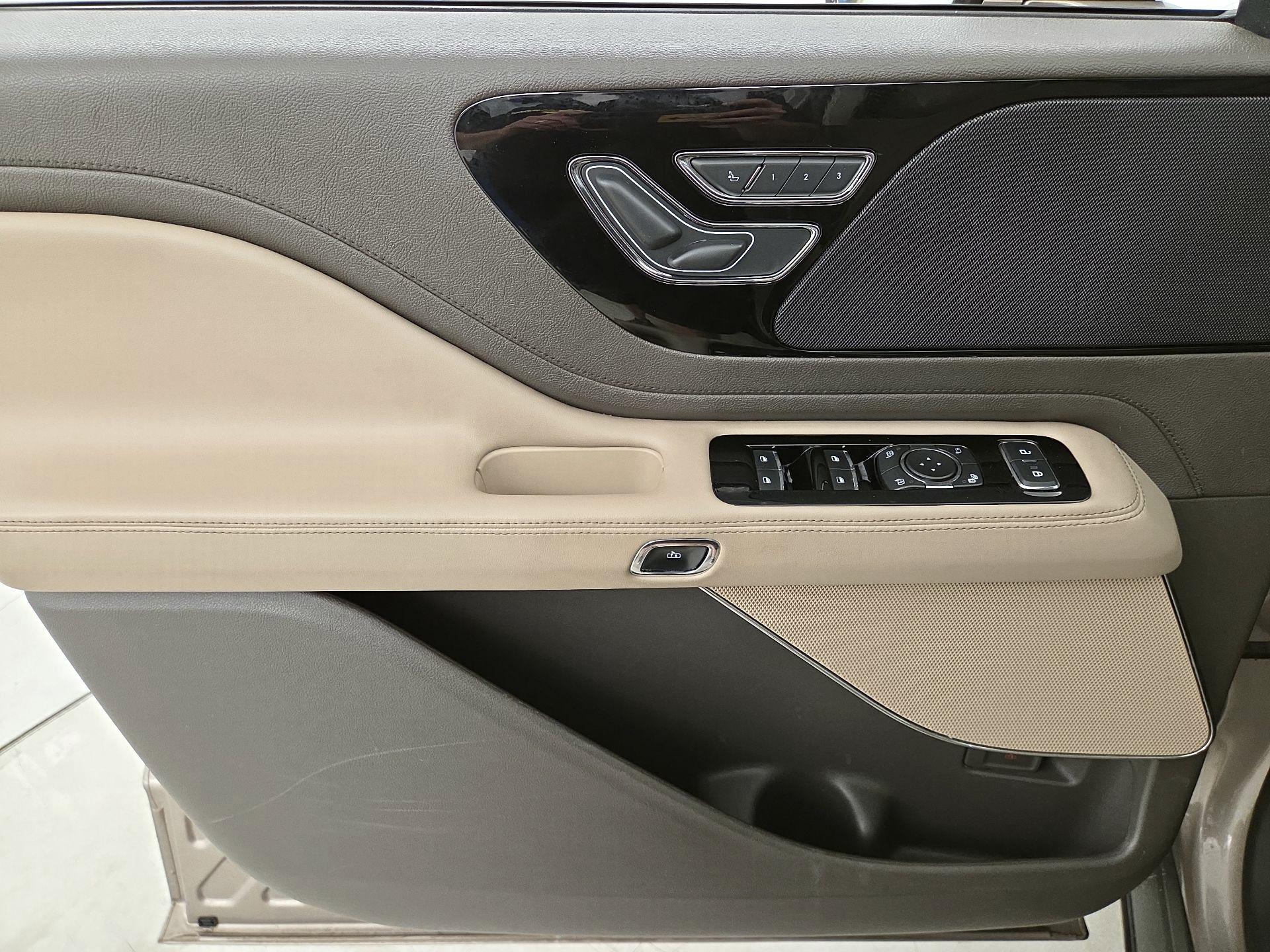 Thumbnail: 2020 Lincoln Aviator - 12