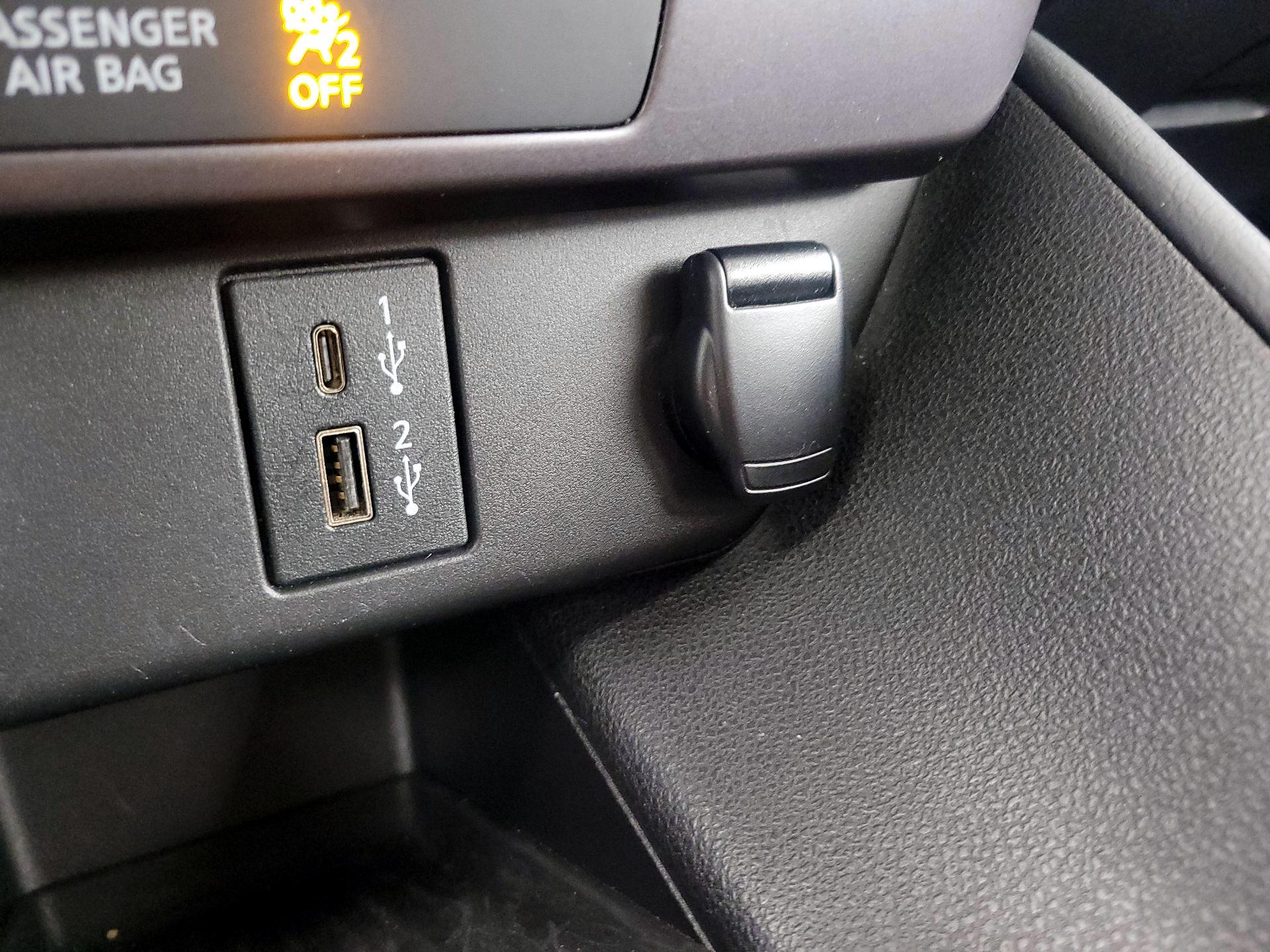Thumbnail: 2021 Nissan Leaf - 18