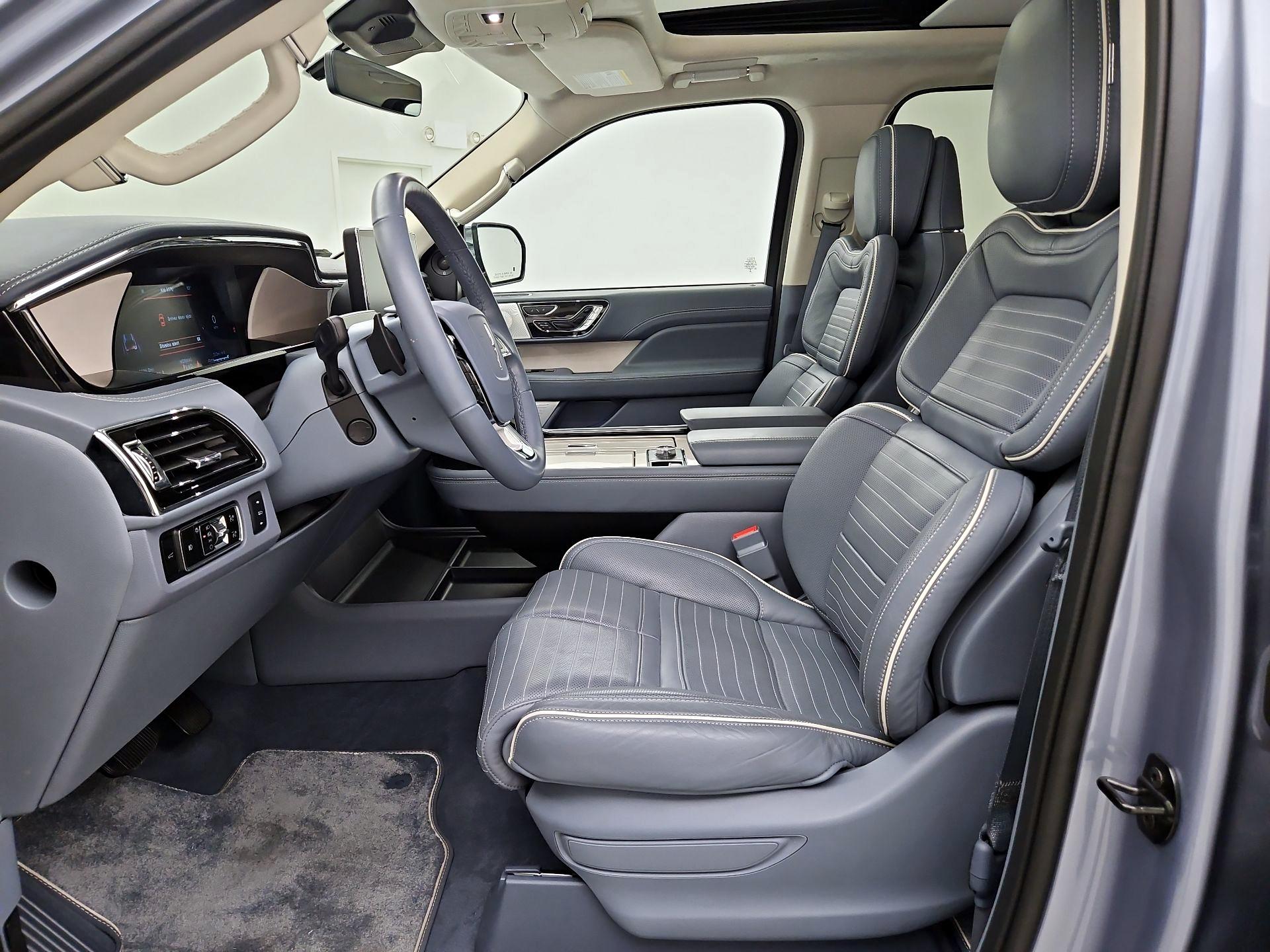 Thumbnail: 2024 Lincoln Navigator L - 11