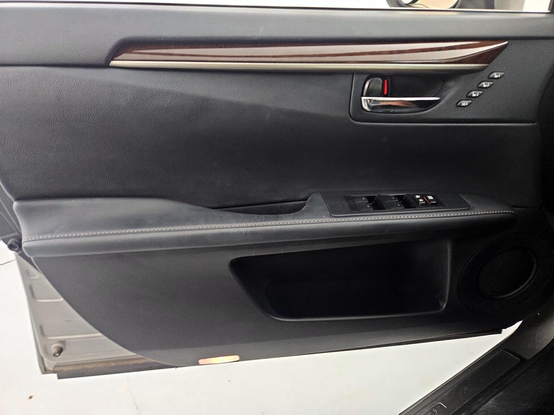 Thumbnail: 2015 Lexus ES - 12