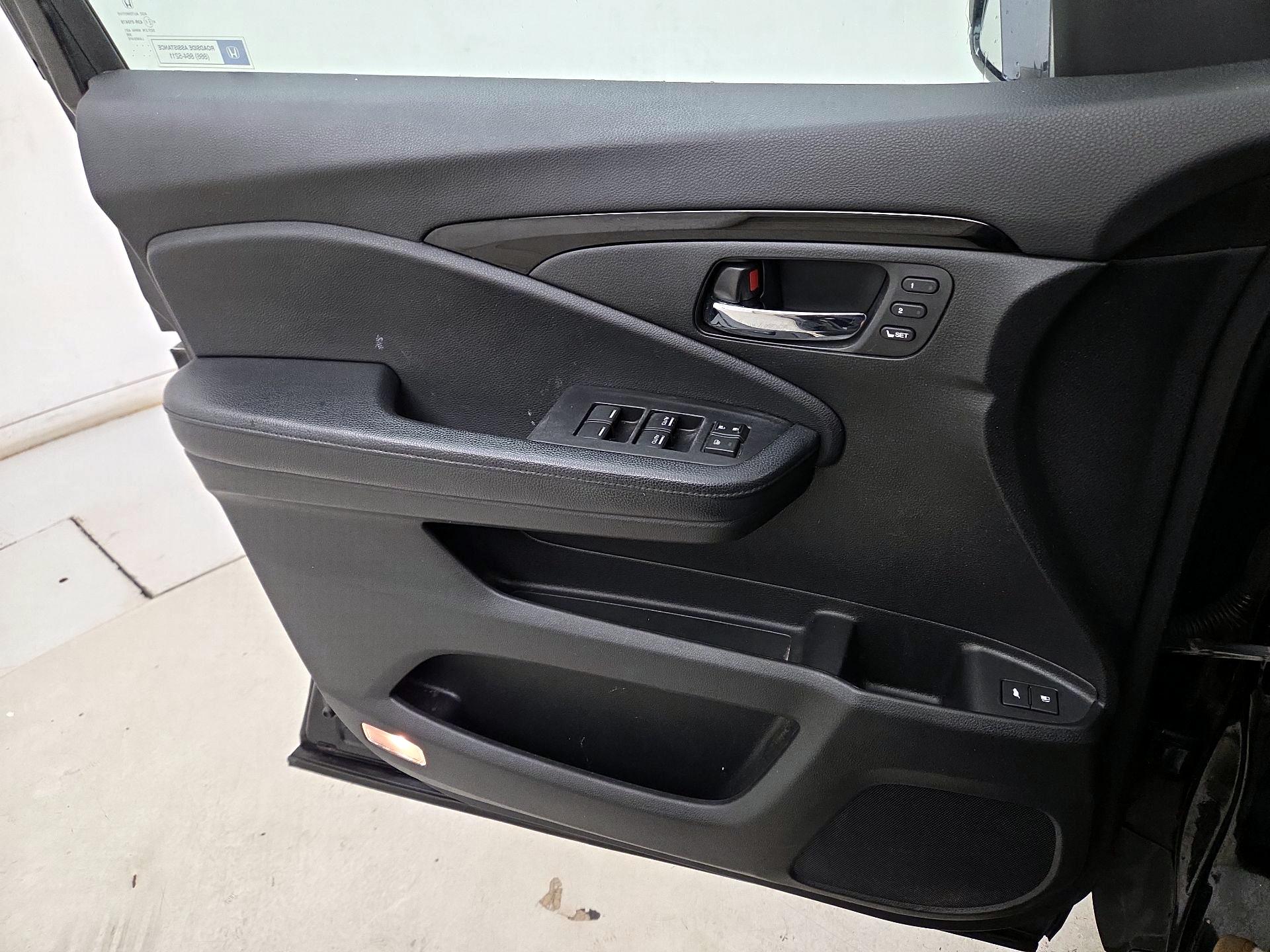 Thumbnail: 2017 Honda Pilot - 12