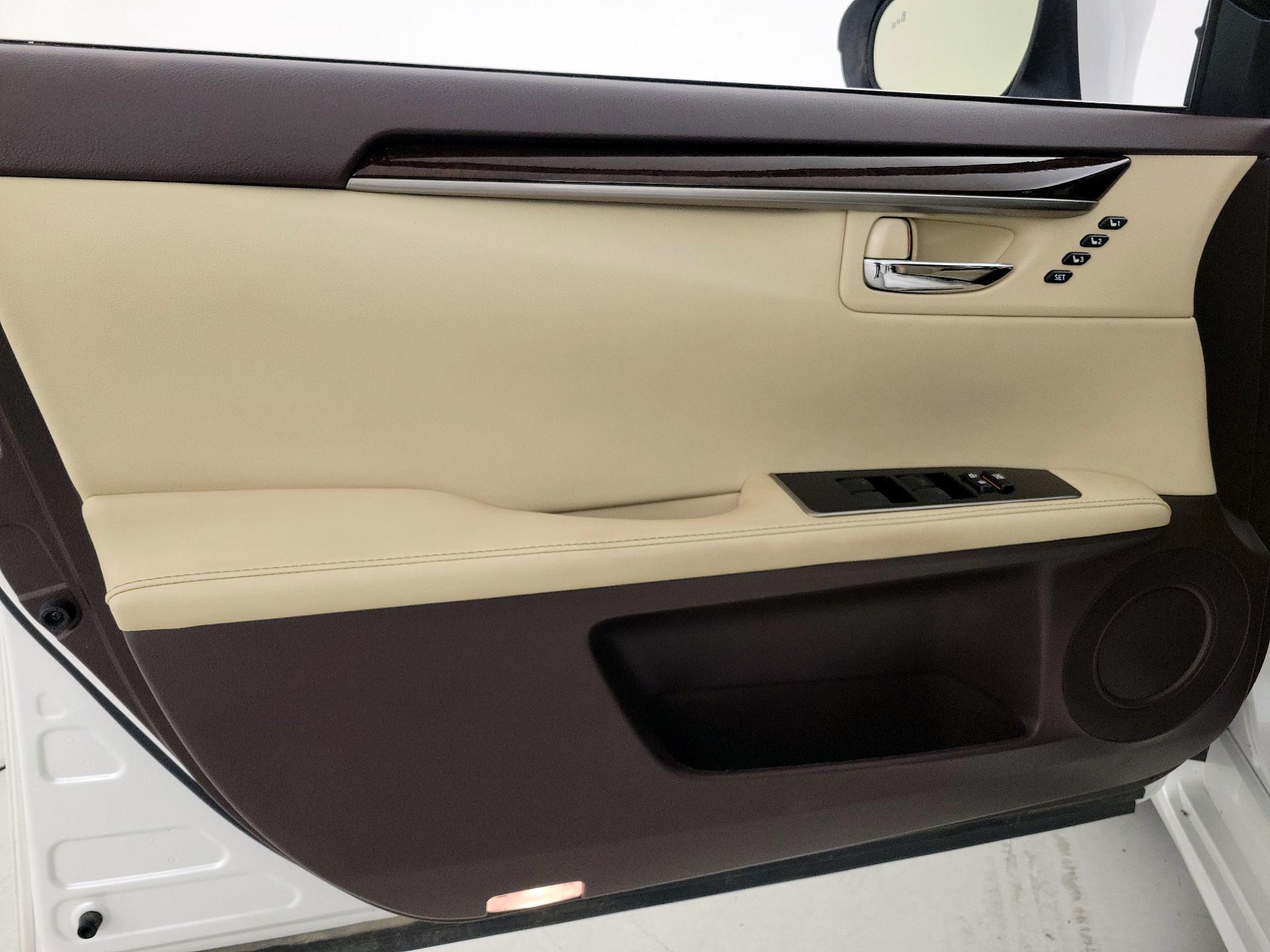 Thumbnail: 2017 Lexus ES - 12