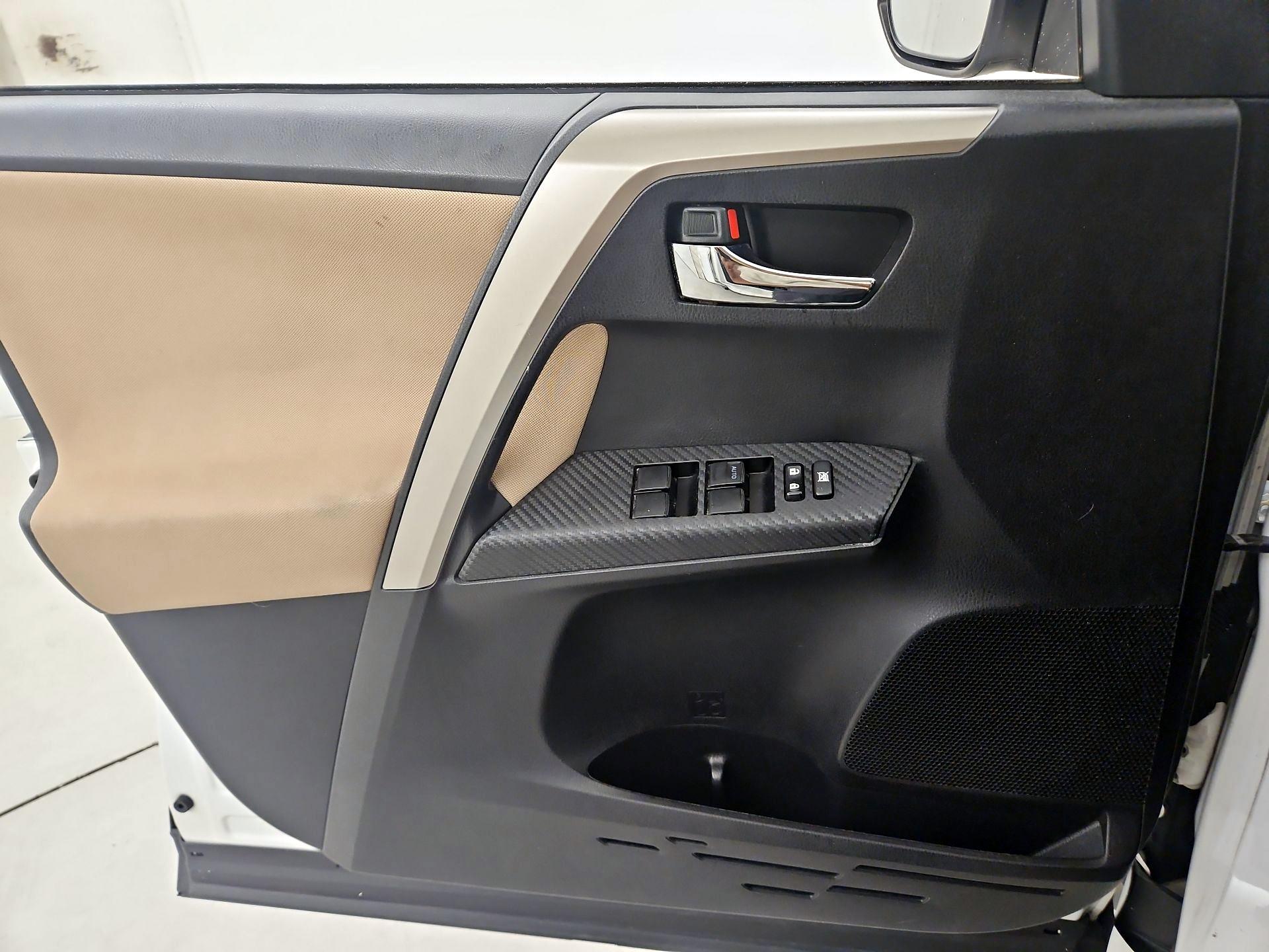 Thumbnail: 2015 Toyota RAV4 - 12