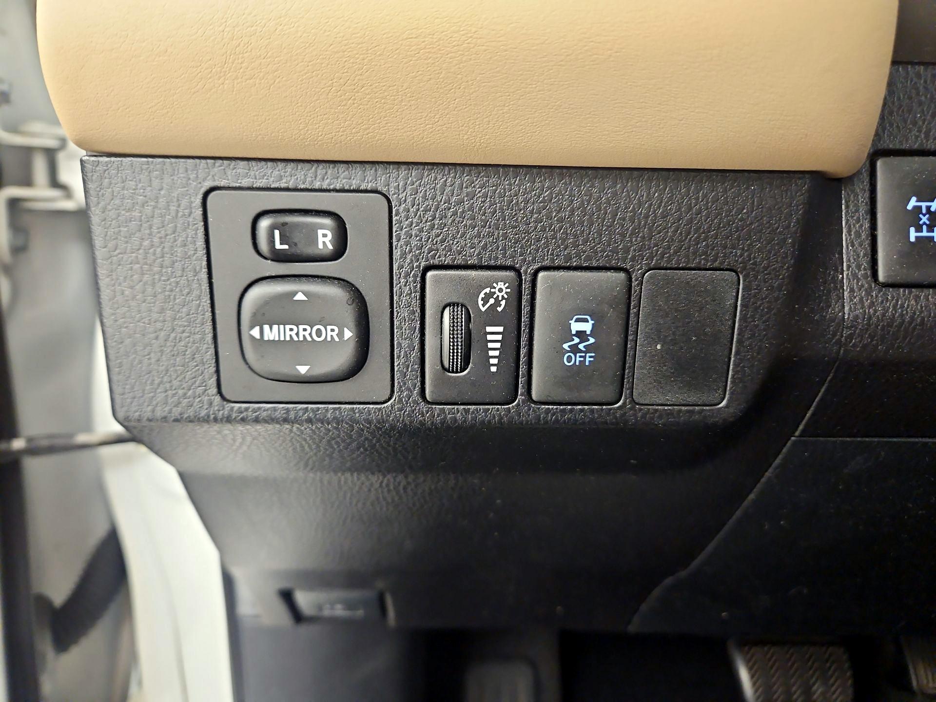 Thumbnail: 2015 Toyota RAV4 - 13