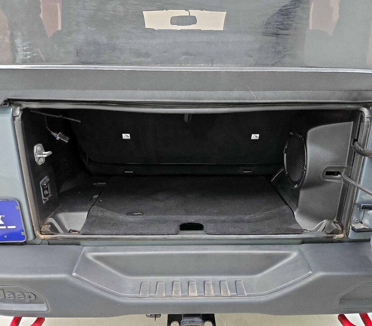 Trunk/Cargo (Seats Up)