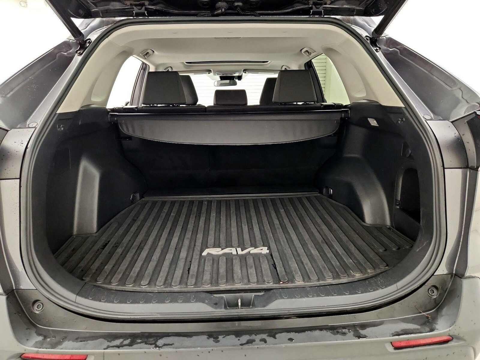 2021 Toyota RAV4 XLE - Photo 22