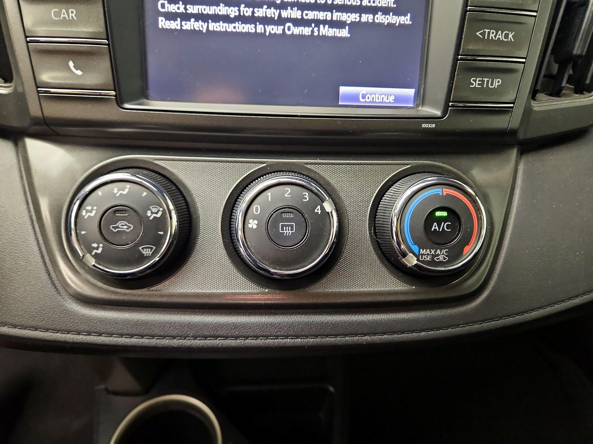 Thumbnail: 2014 Toyota RAV4 - 16