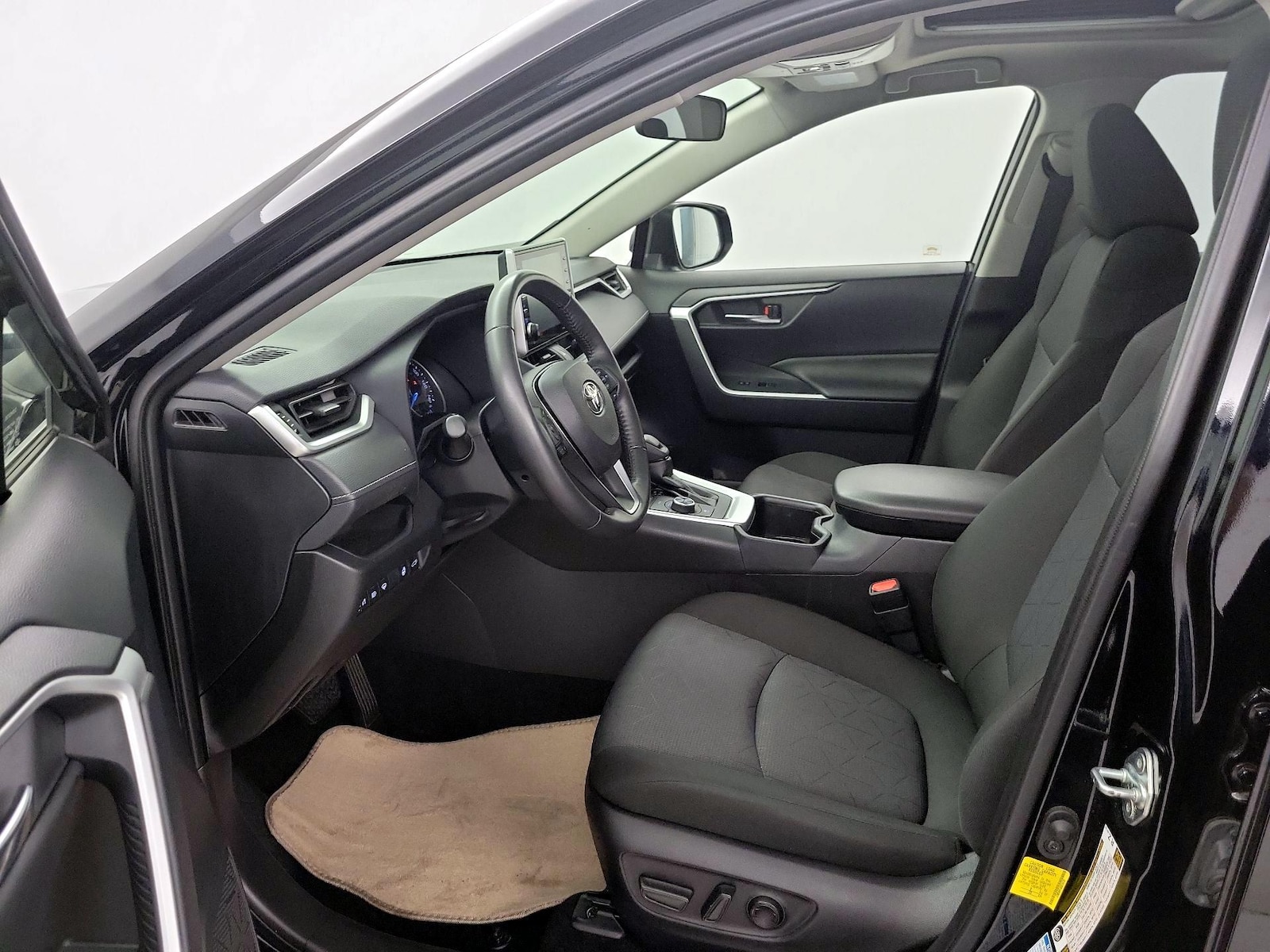 2022 Toyota RAV4 XLE - Photo 12