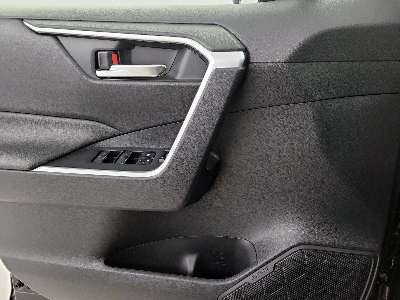 2022 Toyota RAV4 XLE - Photo 13