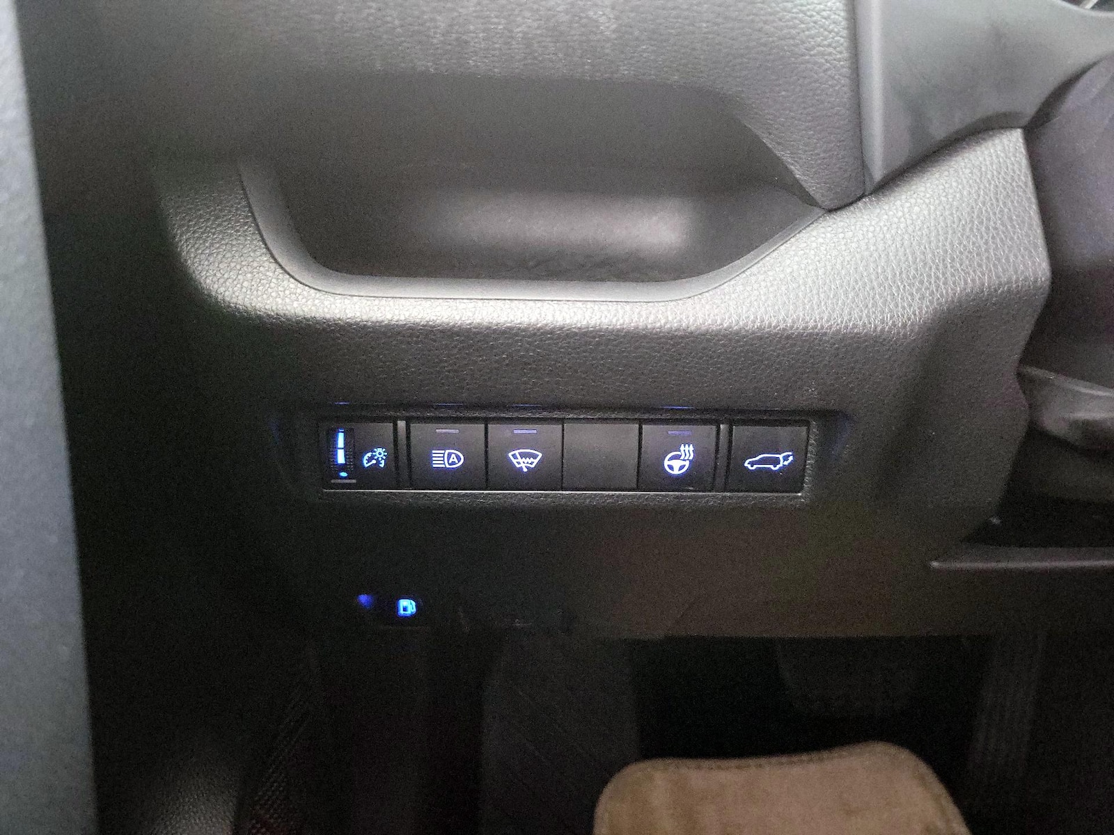 2022 Toyota RAV4 XLE - Photo 14