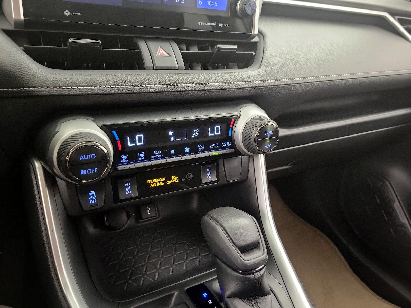 2022 Toyota RAV4 XLE - Photo 17