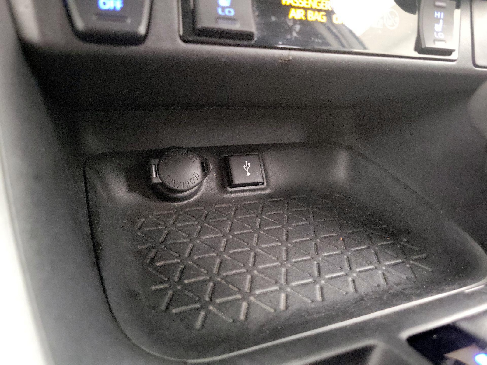 2022 Toyota RAV4 XLE - Photo 19