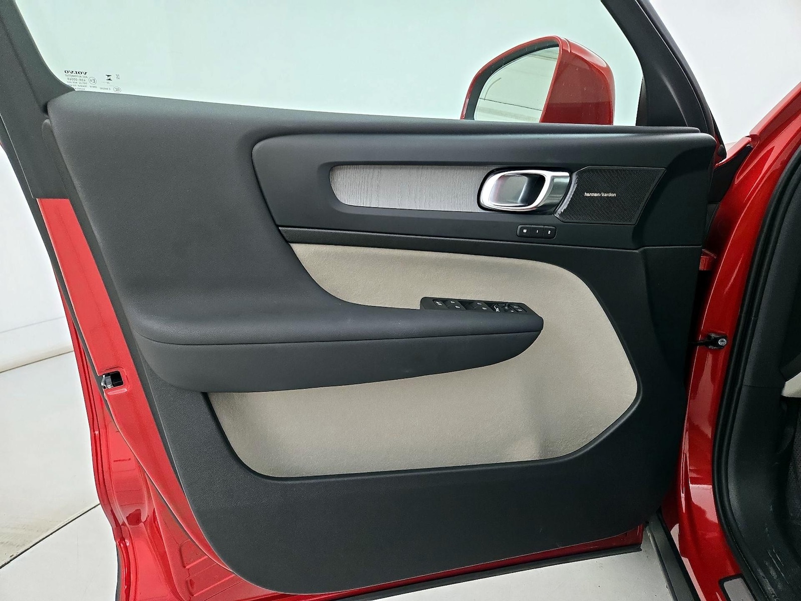 2025 Volvo XC40 Ultra - Photo 13