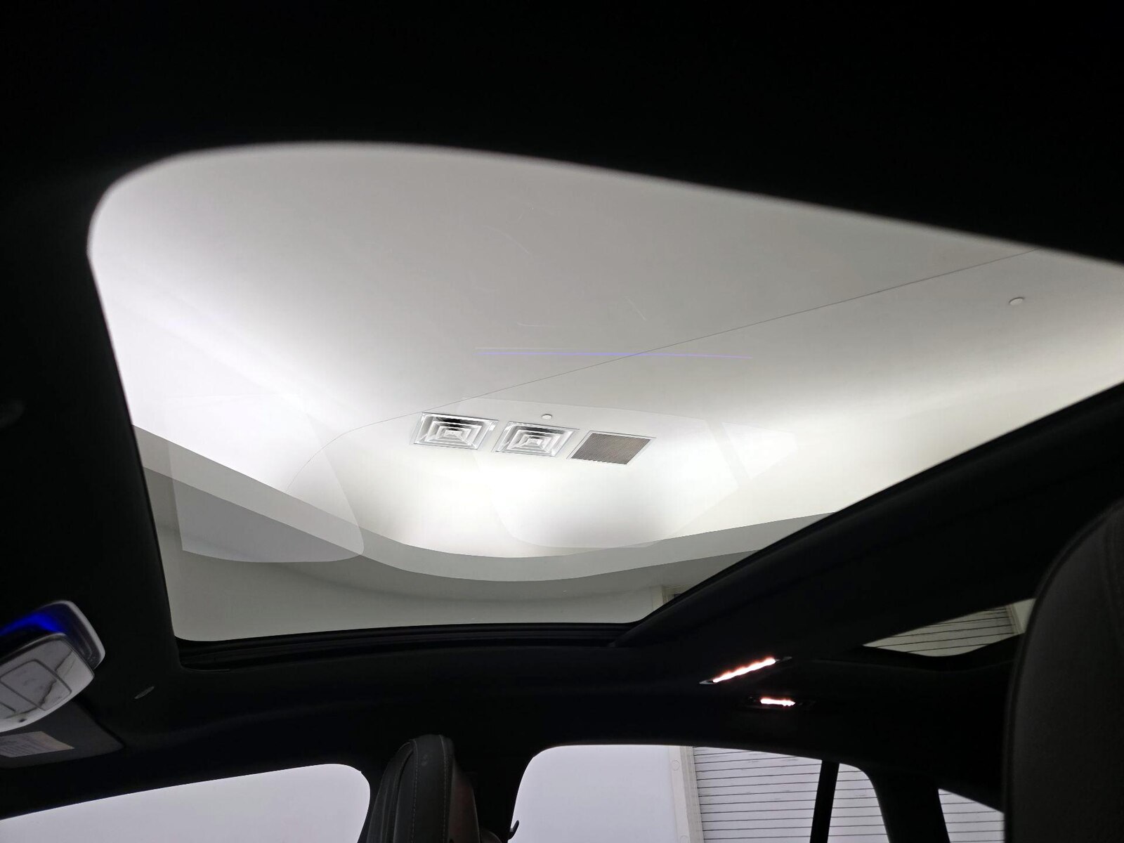 Panoramic Sunroof & Skylight(s)