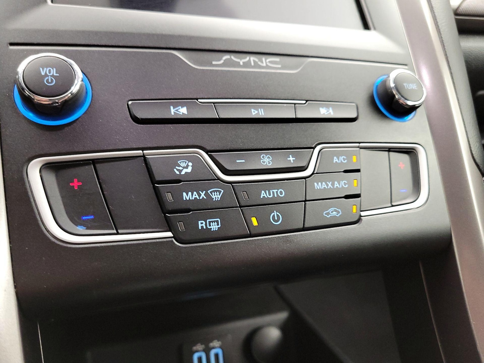 2020 Ford Fusion SE - Photo 17
