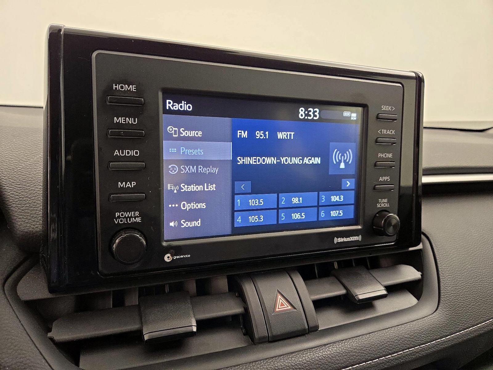 2022 Toyota RAV4 XLE - Photo 16