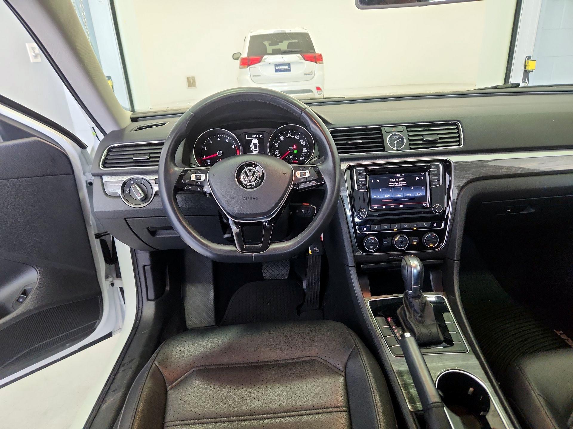 Thumbnail: 2016 Volkswagen Passat - 10