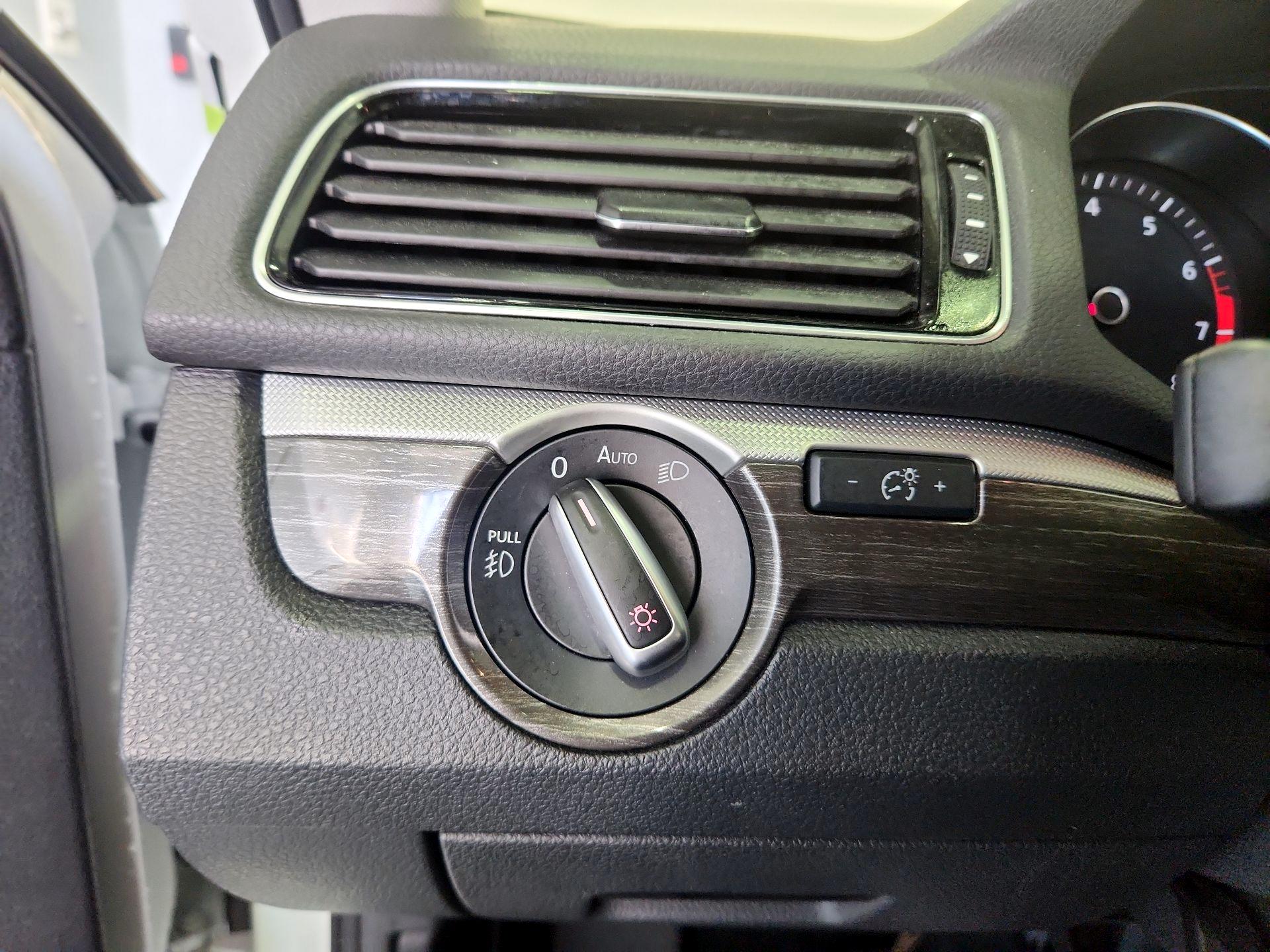 Thumbnail: 2016 Volkswagen Passat - 13